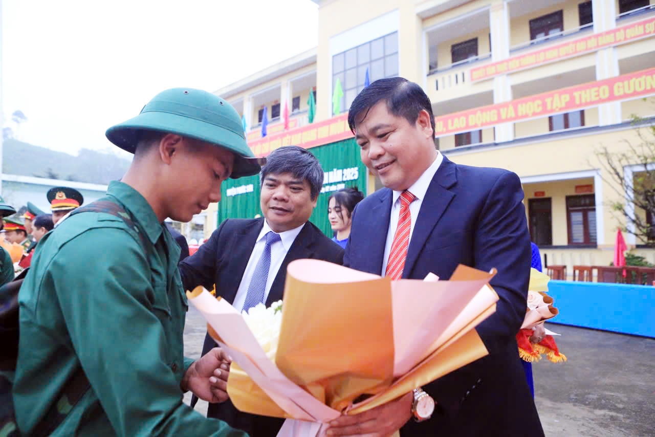 Trưởng Ban Nội chính Tỉnh uỷ Nguyễn Mạnh Hà tặng hoa chúc các tân binh lên đường hoàn thành tốt nghĩa vụ. Ảnh Thành Công