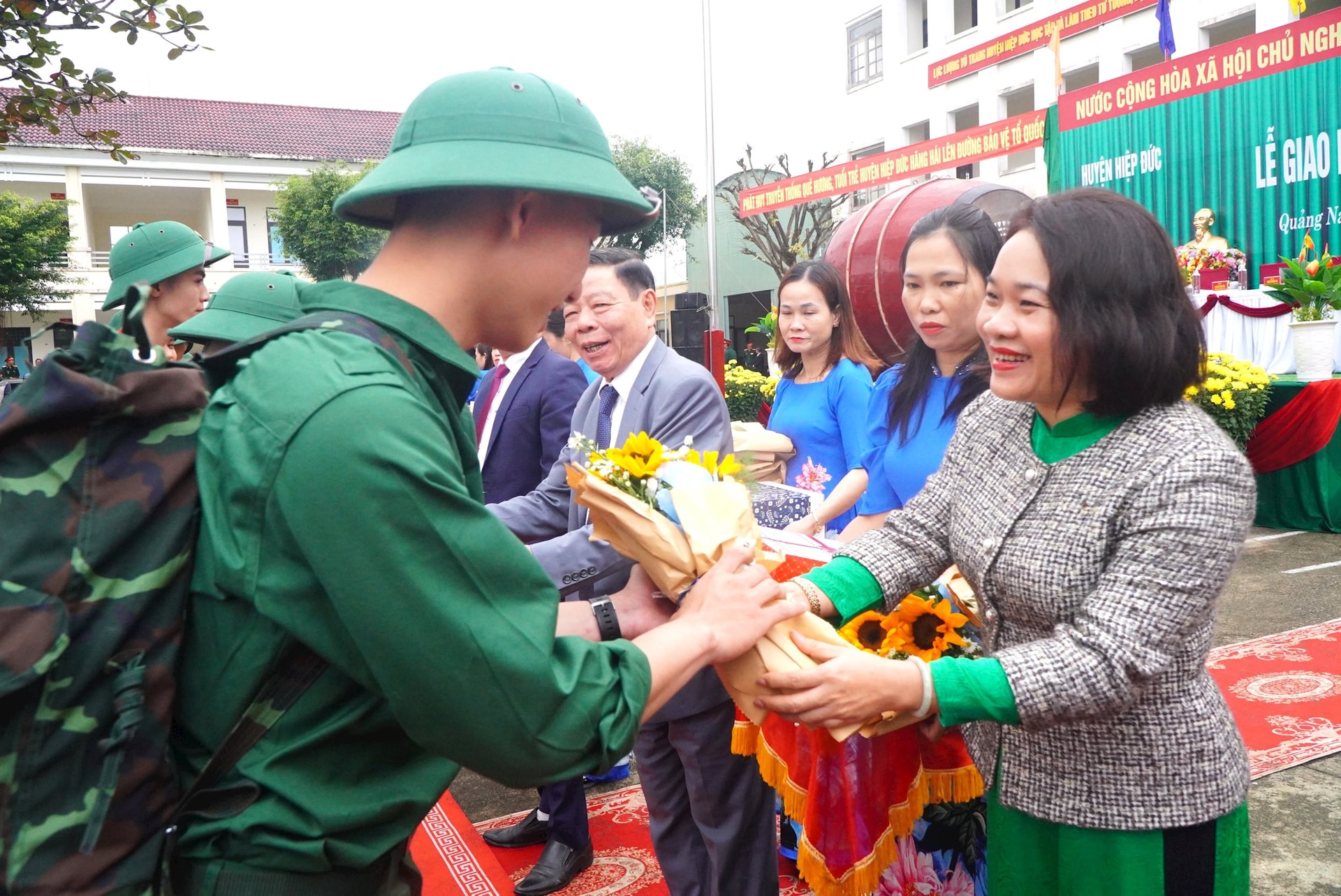 Trưởng ban Tuyên giáo và Dân vận Tỉnh ủy Huỳnh Thị Thùy Dung tặng hoa động viên tân binh huyện Hiệp Đức. Ảnh TÂM ĐAN