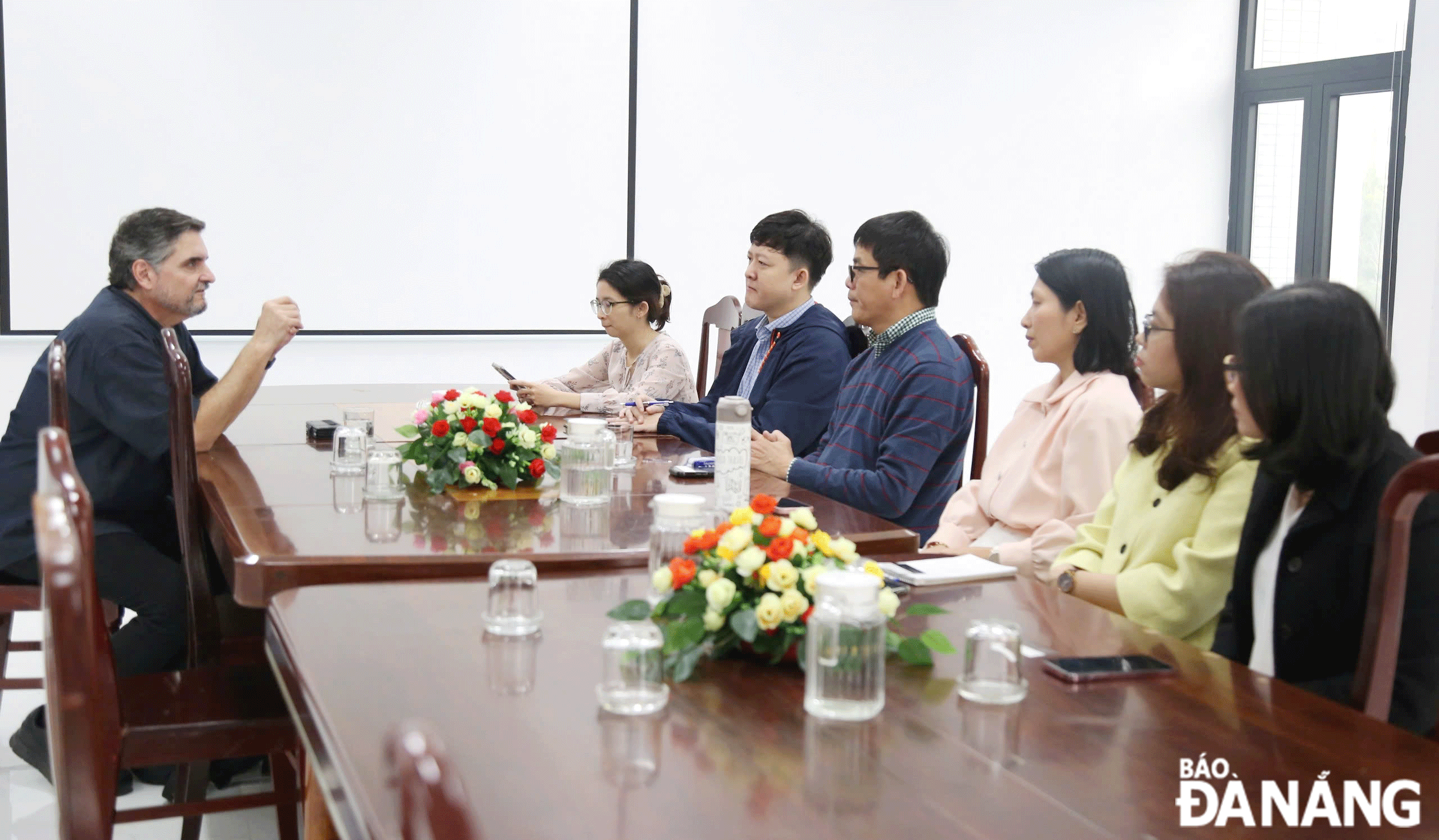TS. Ariel Viale (bên trái), Trường Palm Beach Atlantic University (Hoa Kỳ) trao đổi học thuật với các giảng viên Trường Đại học Kinh tế. Ảnh: THU HÀ
