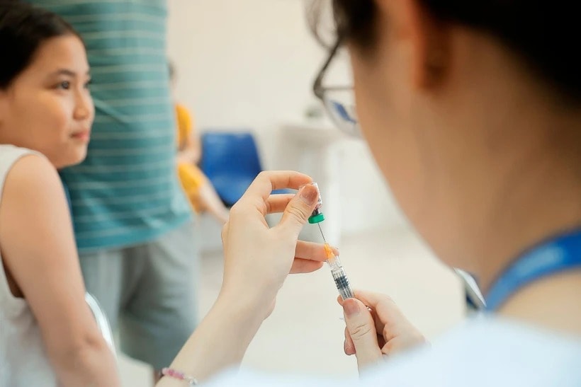 Tiêm vaccine phòng bệnh cho người dân. (Ảnh: Minh Quyết/TTXVN)