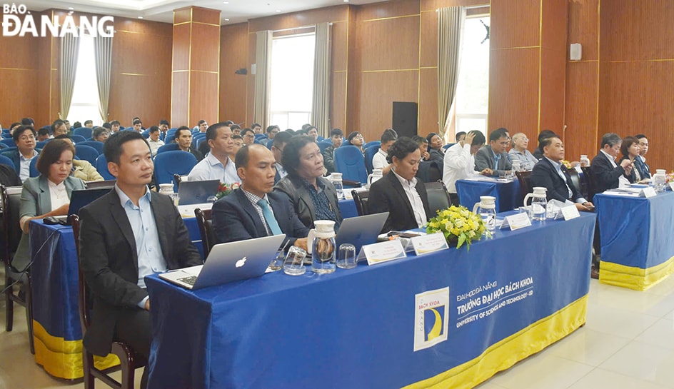 Hội thảo có sự tham dự của rất đông chuyên gia, nhà khoa học, giảng viên các trường đại học, doanh nghiệp lĩnh vực xây dựng và giao thông. Ảnh: THU HÀ