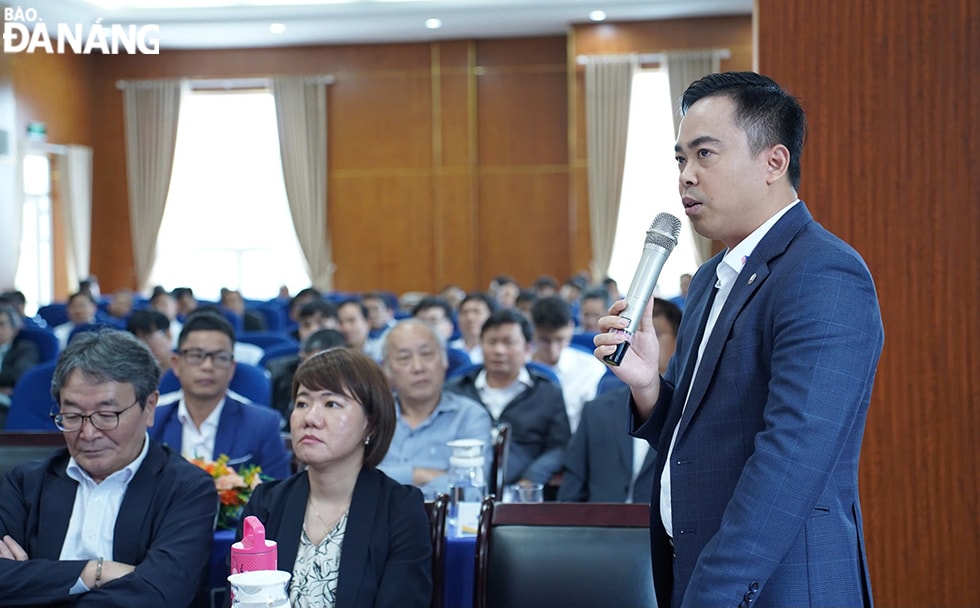 Các đại biểu tham dự thảo luận sôi nổi về vấn đề đào tạo nhân lực ngành đường sắt tốc độ cao. Ảnh: THU HÀ.