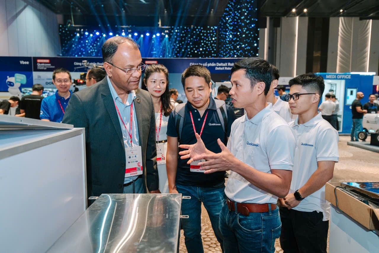 TS. Nguyễn Phú Sinh (phải) đang trao đổi với ông Sudeepto Roy, Phó Chủ tịch Kỹ thuật  công ty Qualcomm tại sự kiện chung kết cuộc thi Thử thách Đổi mới Sáng tạo Qualcomm (QVIC) 2024 vào tháng 8-2024. Ảnh: VOX Cool 