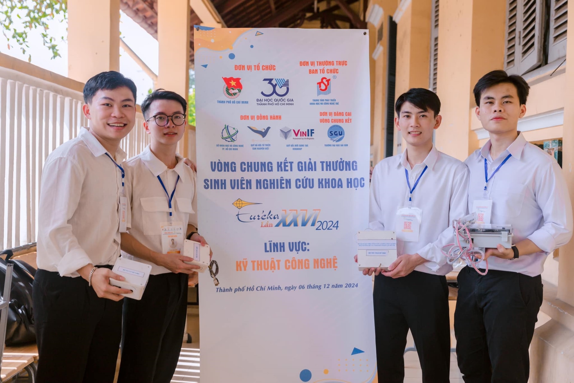 Thiết bị cảnh báo mặt đường hư hỏng và ngập lụt đô thị của nhóm đạt giải Khuyến khích, Cuộc thi Sinh viên Nghiên cứu khoa học Euréka năm 2024. Ảnh: H.L
