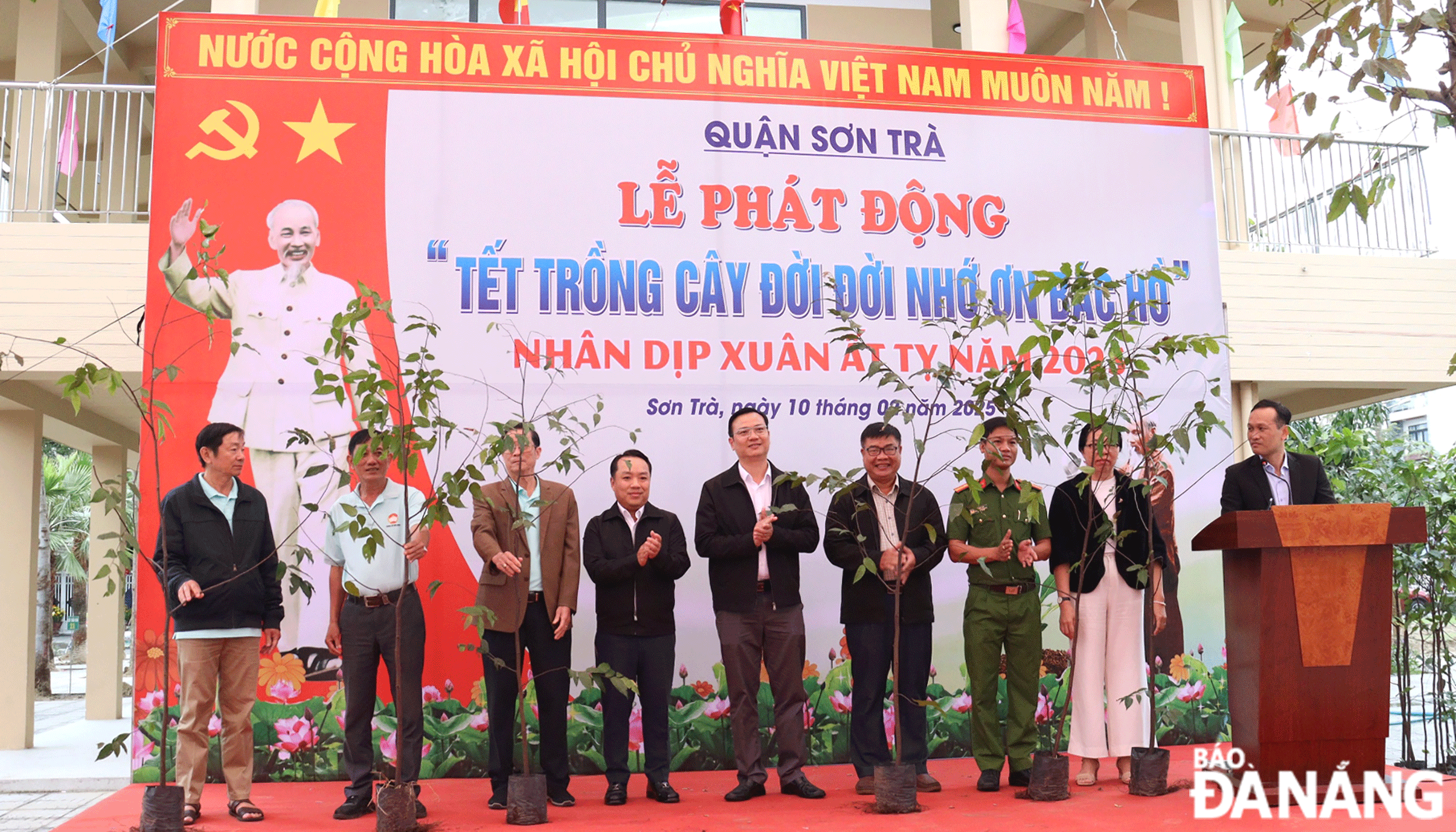 Lãnh đạo quận Sơn Trà tặng cây xanh để trồng tại các khu chung cư, trường học... Ảnh: HOÀNG HIỆP