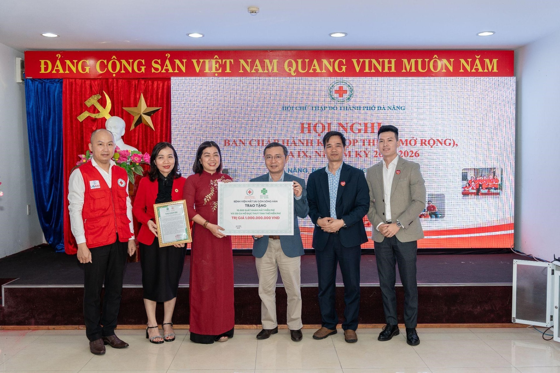 Bà Lê Thị Như Hồng Chủ tịch Hội Chữ Thập Đỏ Thành Phố Đà Nẵng tiếp nhận 10,000 suất khám miễn phí và 120 suất phẫu thuật miễn phí cho bệnh nhân có hoàn cảnh khó khăn từ Ông Lương Trọng Tường, Giám đốc Điều hành Bệnh viện Mắt Sài Gòn Sông Hàn.