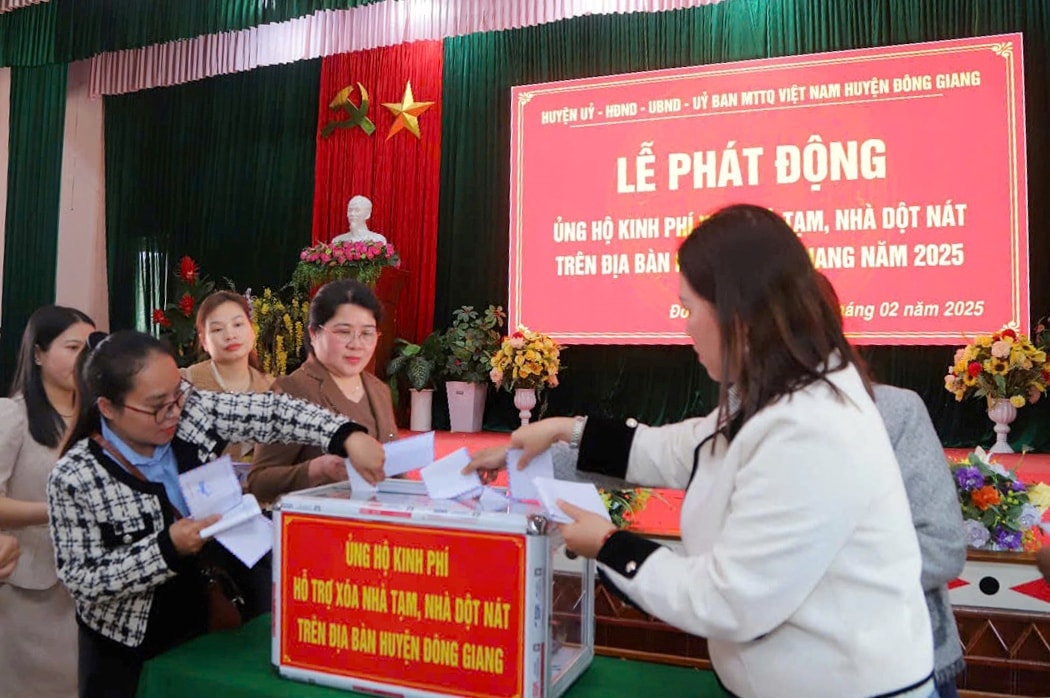 cac-dai-bieu-ung-ho-kinh-phi-xoa-nha-o-tam-nha-dot-nat-nam-2025.jpg