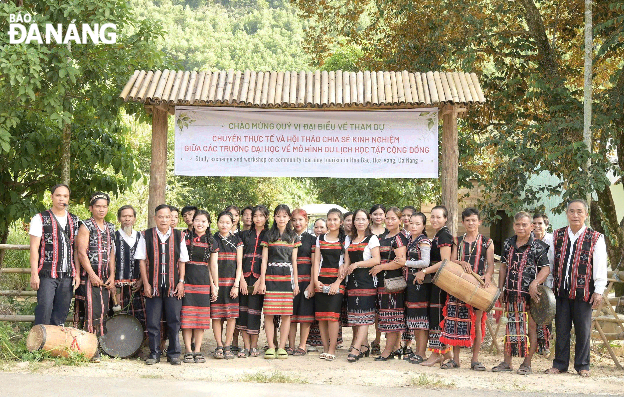 Du khách tham gia các hoạt động tham quan, trải nghiệm văn hóa của đồng bào Cơ tu, huyện Hòa Vang  Ảnh: TRẦN TRÚC