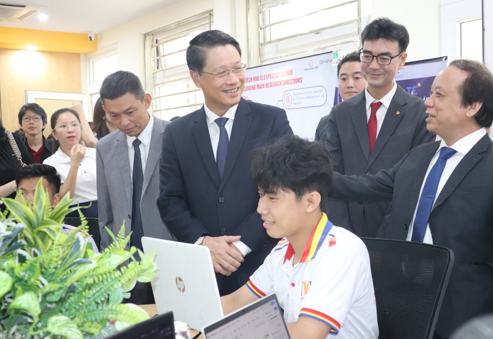 Lãnh đạo thành phố và lãnh đạo Đại học Đà Nẵng tham quan Trung tâm VKU Fintech Hub tại Trường Đại học Công nghệ thông tin và Truyền thông Việt - Hàn. Ảnh: NGỌC HÀ