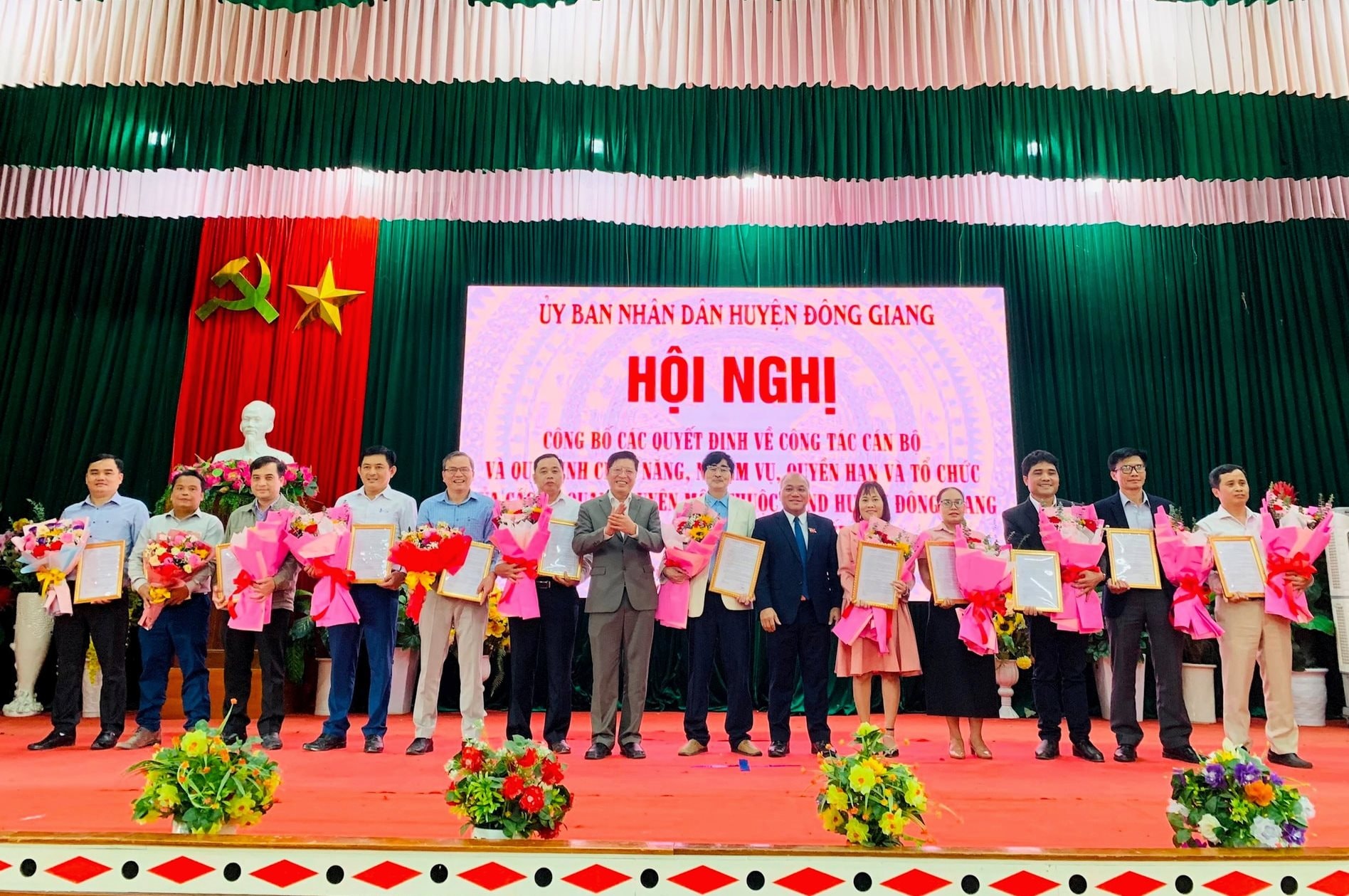 lanh-dao-huyen-dong-giang-trao-quyet-dinh-va-tang-hoa-chuc-mung-lanh-dao-cac-co-quan-chuyen-mon-thuoc-ubnd-huyen-sau-sap-xep..jpg