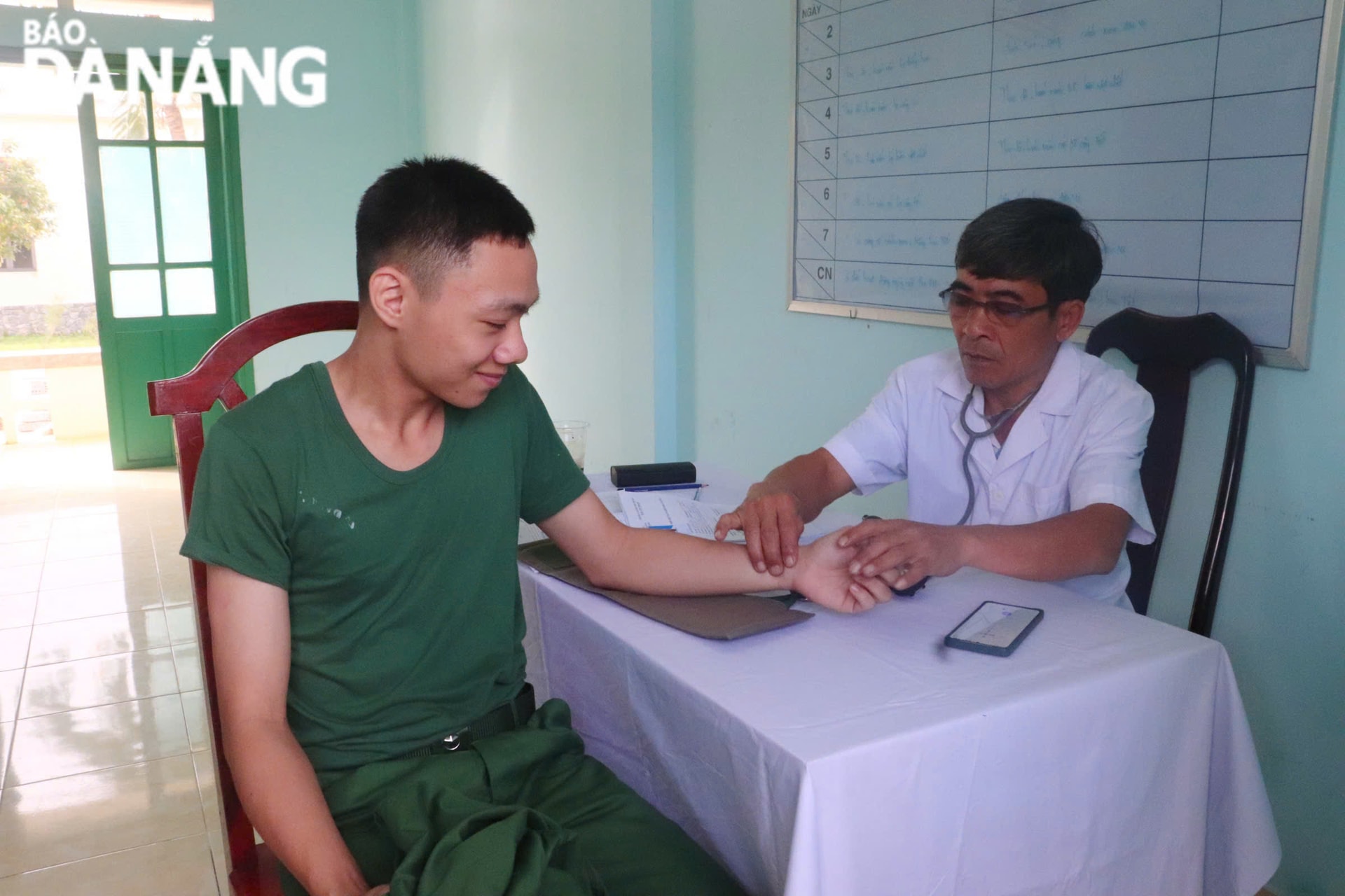 Trung đoàn bộ binh 971 tổ chức khám, phúc tra sức khỏe chiến sĩ mới.