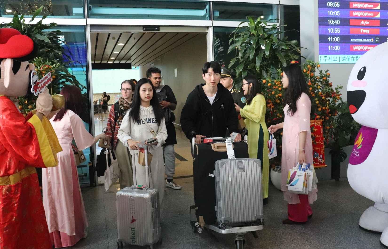 Du khách đến Đà Nẵng bằng đường hàng không ngày càng tăng. Ảnh: NGỌC HÀ