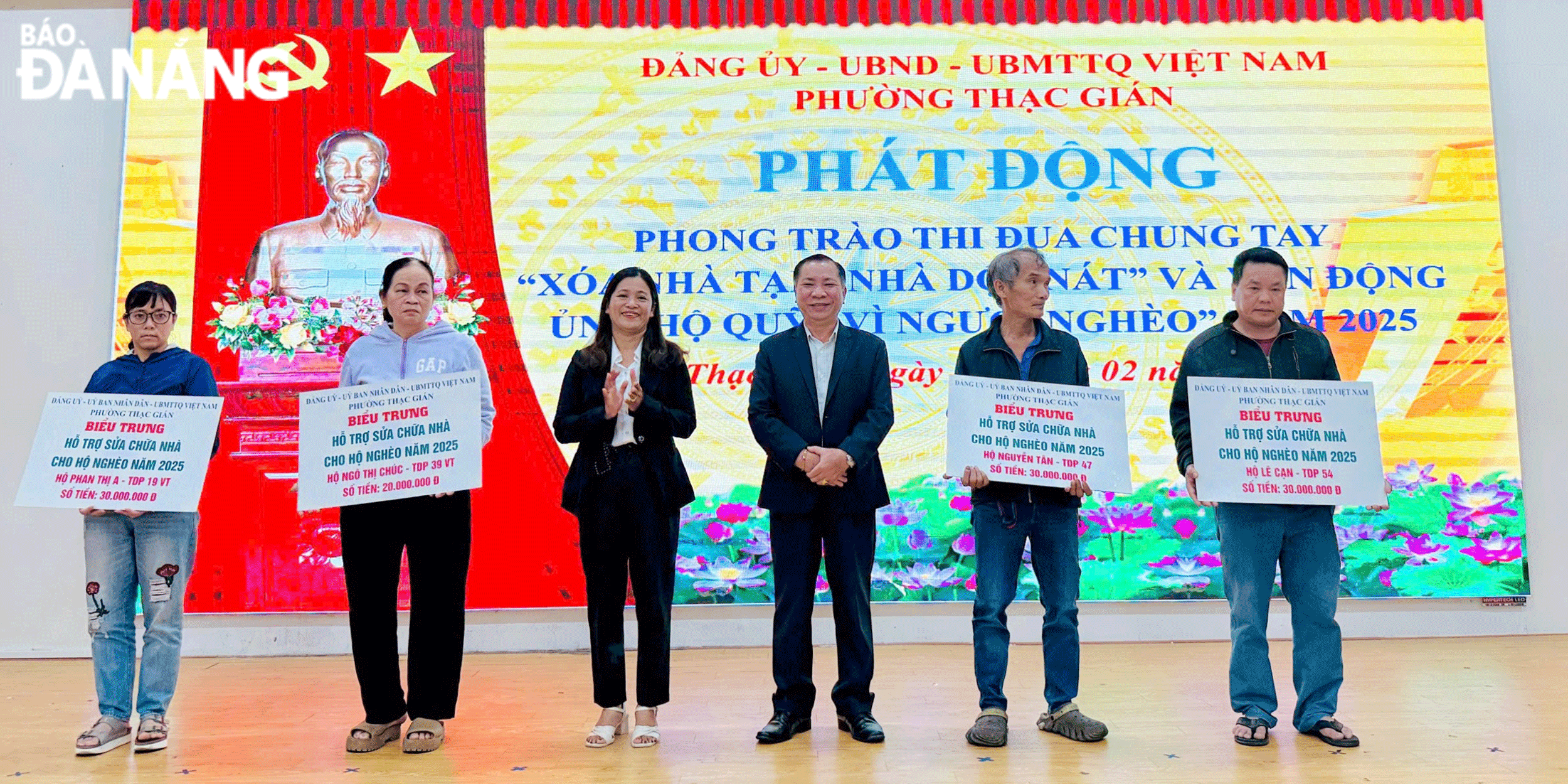 Đại diện lãnh đạo phường Thạc Gián trao hỗ trợ kinh phí sửa chữa nhà cho các hộ nghèo. Ảnh: LAM PHƯƠNG