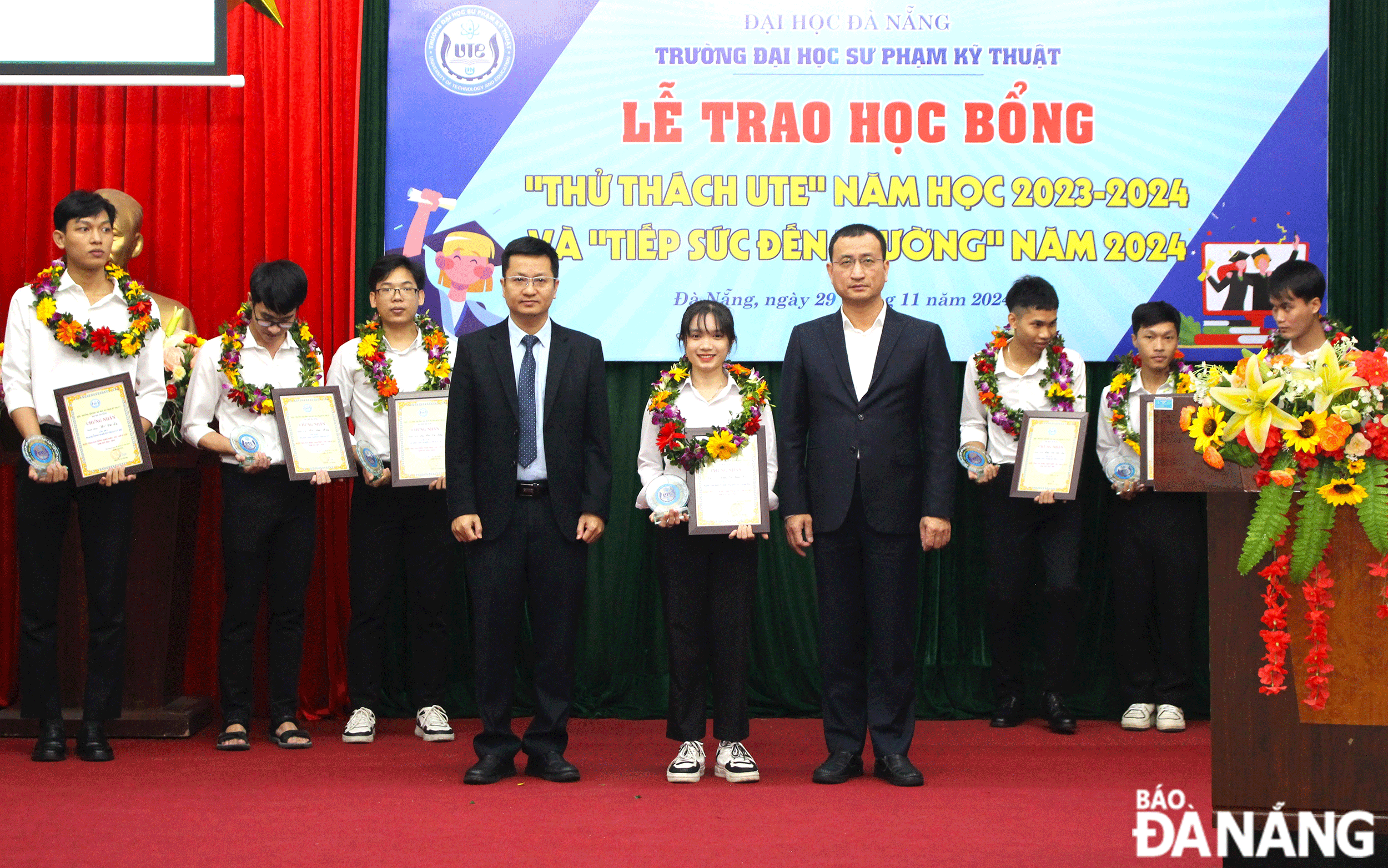 Sinh viên Dương Thị Thanh Hà (giữa) được khen thưởng tại Trường Đại học Sư phạm Kỹ thuật (Đại học Đà Nẵng). Ảnh: NHẬT HẠ