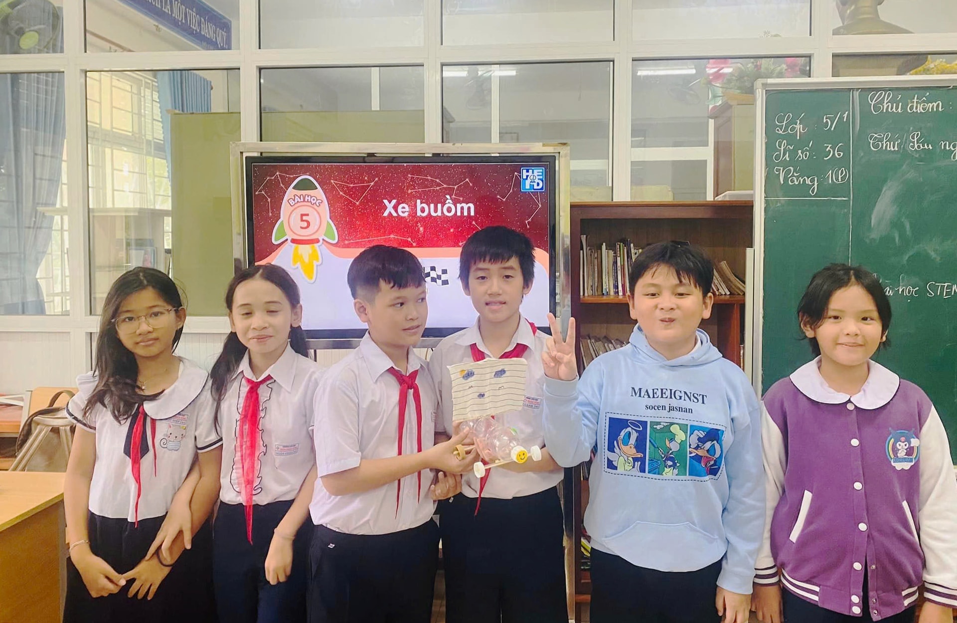 Học sinh Trường Tiểu học Trần Nhân Tông trong một giờ học STEM. Ảnh: KHÔI NGUYÊN