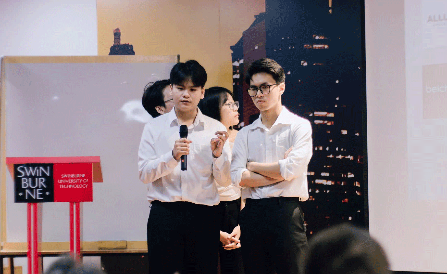 Sinh viên Swinburne Việt Nam học bằng các dự án để nâng cao tư duy phản phiện và giải quyết vấn đề. Ảnh: NVCC