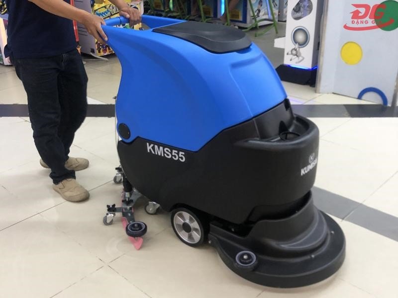 Máy chà sàn công nghiệp được sử dụng tại trung tâm thương mại.