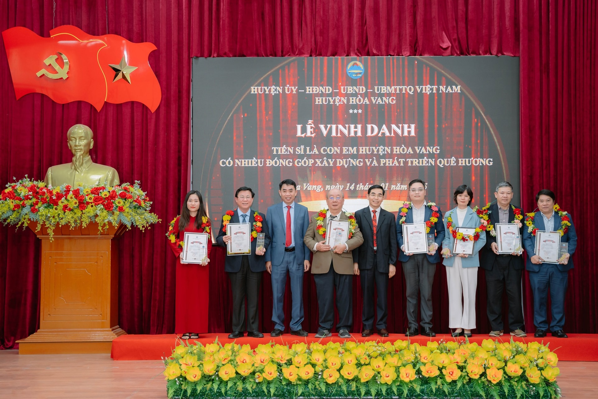 Lãnh đạo huyện Hòa Vang vinh danh những tiến sĩ là con em Hòa Vang có nhiều đóng góp, xây dựng và phát triển quê hương. Ảnh: Đơn vị cung cấp