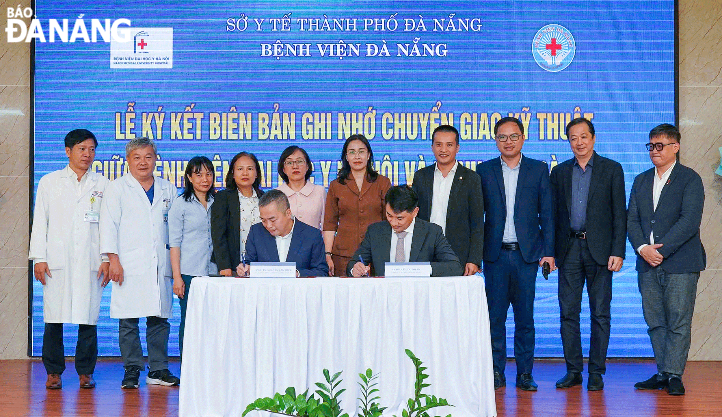 Ngày 19-2, dưới sự chứng kiến của Phó Chủ tịch UBND thành phố Nguyễn Thị Anh Thi (thứ 6, bên phải sang) và Giám đốc Sở Y tế thành phố Trần Thanh Thủy (thứ 6, bên trái sang), Bệnh viện Đà Nẵng và Bệnh viện Đại học Y Hà Nội ký kết biên bản ghi nhớ chuyển giao các kỹ thuật hiện đại giữa hai bệnh viện. Ảnh: LÊ HÙNG