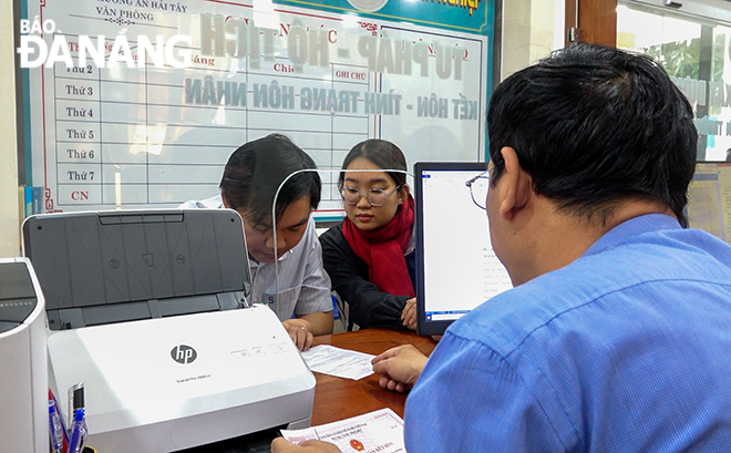 Thu tục hành chính được thực hiện nhanh chóng, tạo điều kiện thuận lợi cho người dân phường An Hải Nam (quận Sơn Trà) vào mỗi thứ 4 hàng tuần.