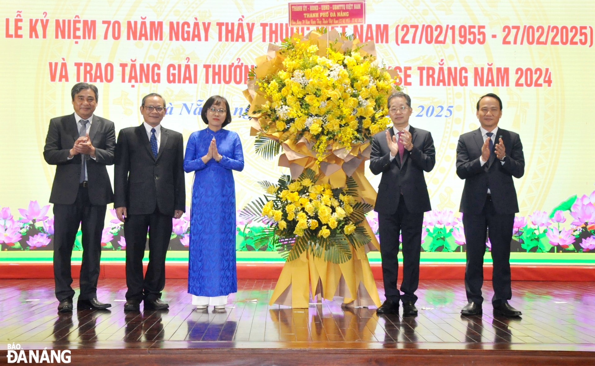 Bí thư Thành ủy Nguyễn Văn Quảng (thứ 2, bên phải sang) và Phó Bí thư Thường trực Thành ủy Nguyễn Đình Vĩnh (ngoài cùng bên phải) tặng hoa chúc mừng ngành y tế thành phố nhân kỷ niệm 70 năm ngày Thầy thuốc Việt Nam. Ảnh: LÊ HÙNG