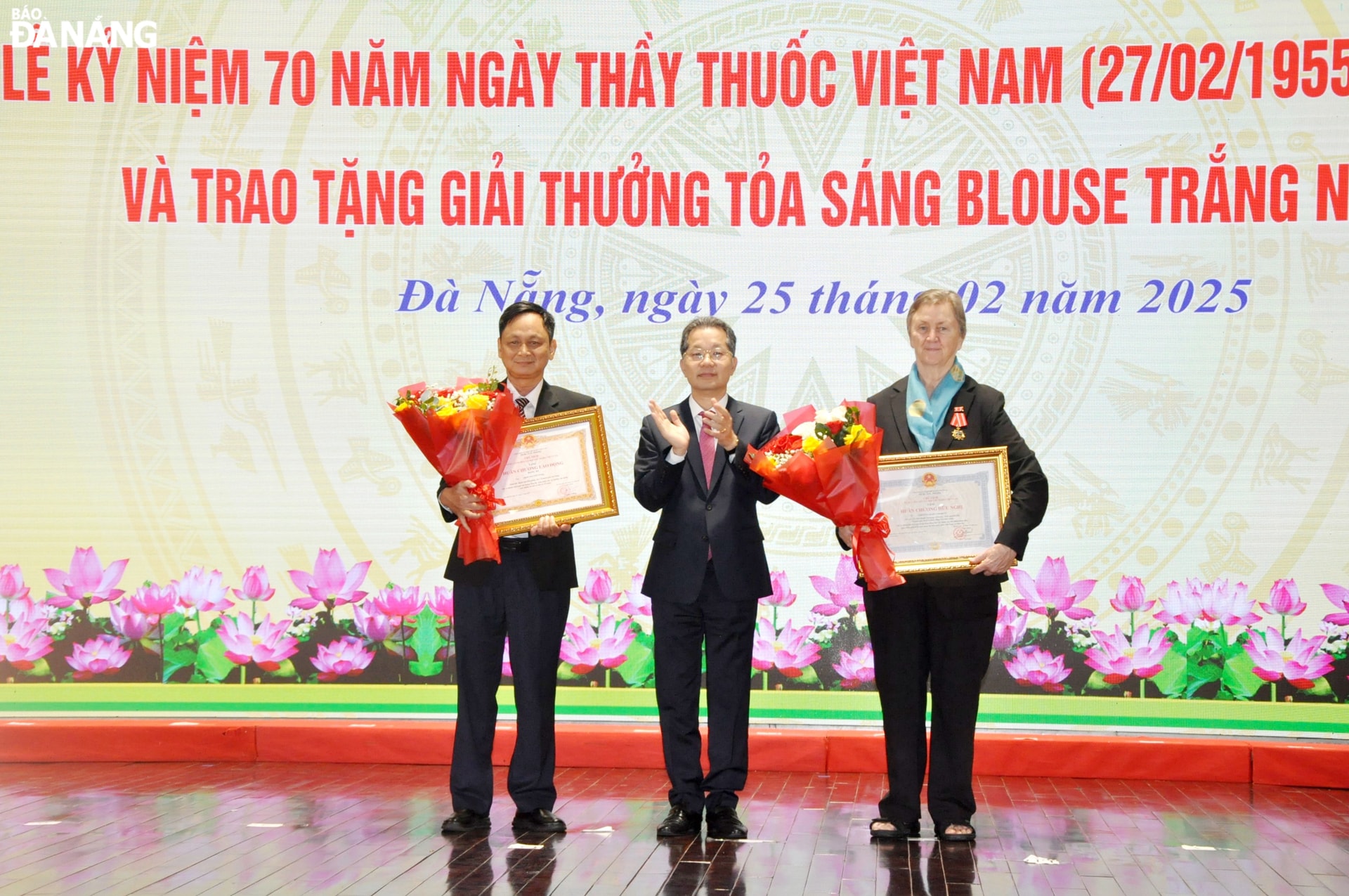 Thừa ủy quyền của Chủ tịch nước, Bí thư Thành ủy Nguyễn Văn Quang (giữa) trao tặng Huân chương Hữu Nghị cho bà Virginia Mary Lockett (ngoài cùng bên phải) và Huân chương Lao động hạng Ba cho ông Trần Nguyên Ngọc (ngoài cùng bên trái). Ảnh: LÊ HÙNG