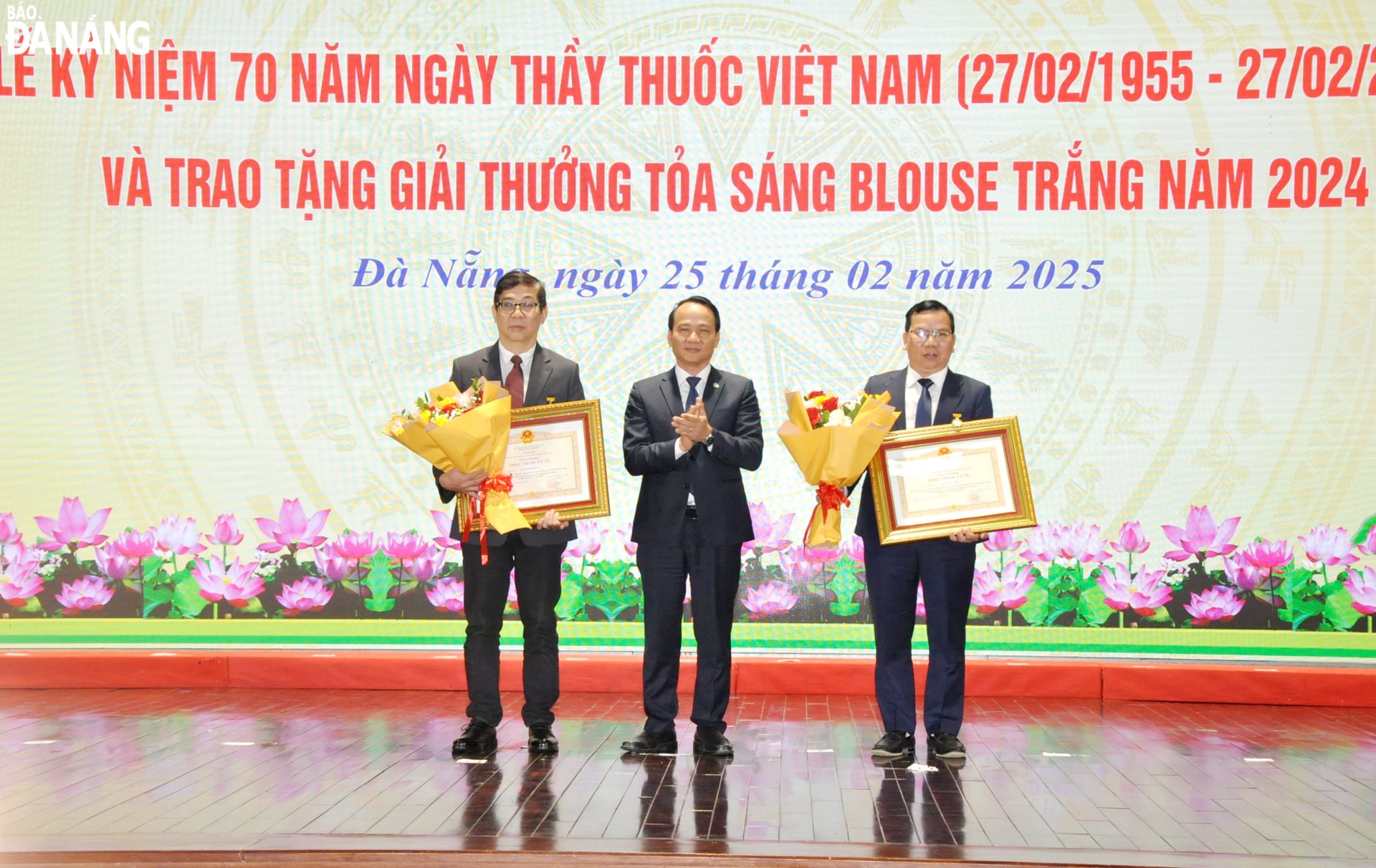 Thừa ủy quyền của Chủ tịch nước, Phó Bí thư Thường trực Thành ủy Nguyễn Đình Vĩnh (giữa) trao tặng danh hiệu “Thầy thuốc ưu tú” cho các cá nhân. Ảnh: LÊ HÙNG