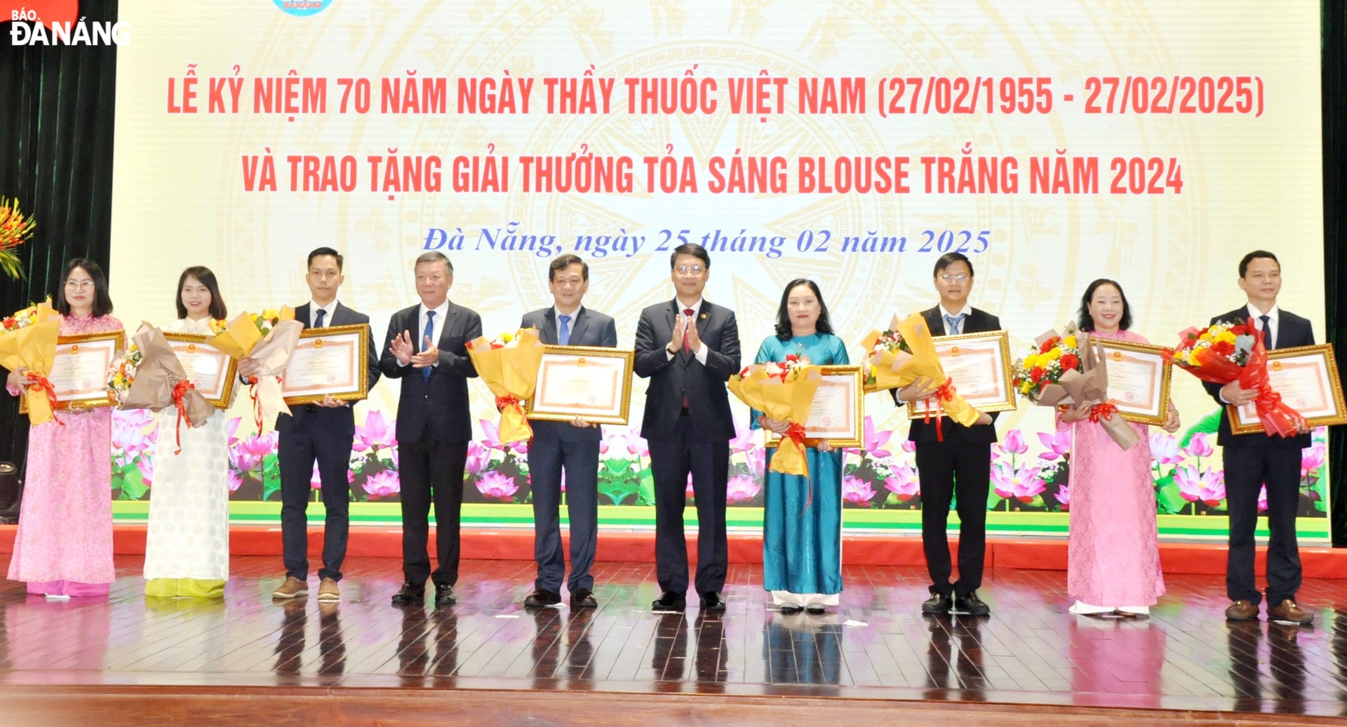 Thừa ủy quyền của Thủ tướng Chính phủ, Chủ tịch HĐND thành phố Ngô Xuân Thắng (thứ 5, bên phải sang) và Chủ tịch Ủy ban MTTQ Việt Nam Lê Văn Trung (thứ 4, bên trái sang) trao tặng bằng khen cho các cá nhân. Ảnh: LÊ HÙNG