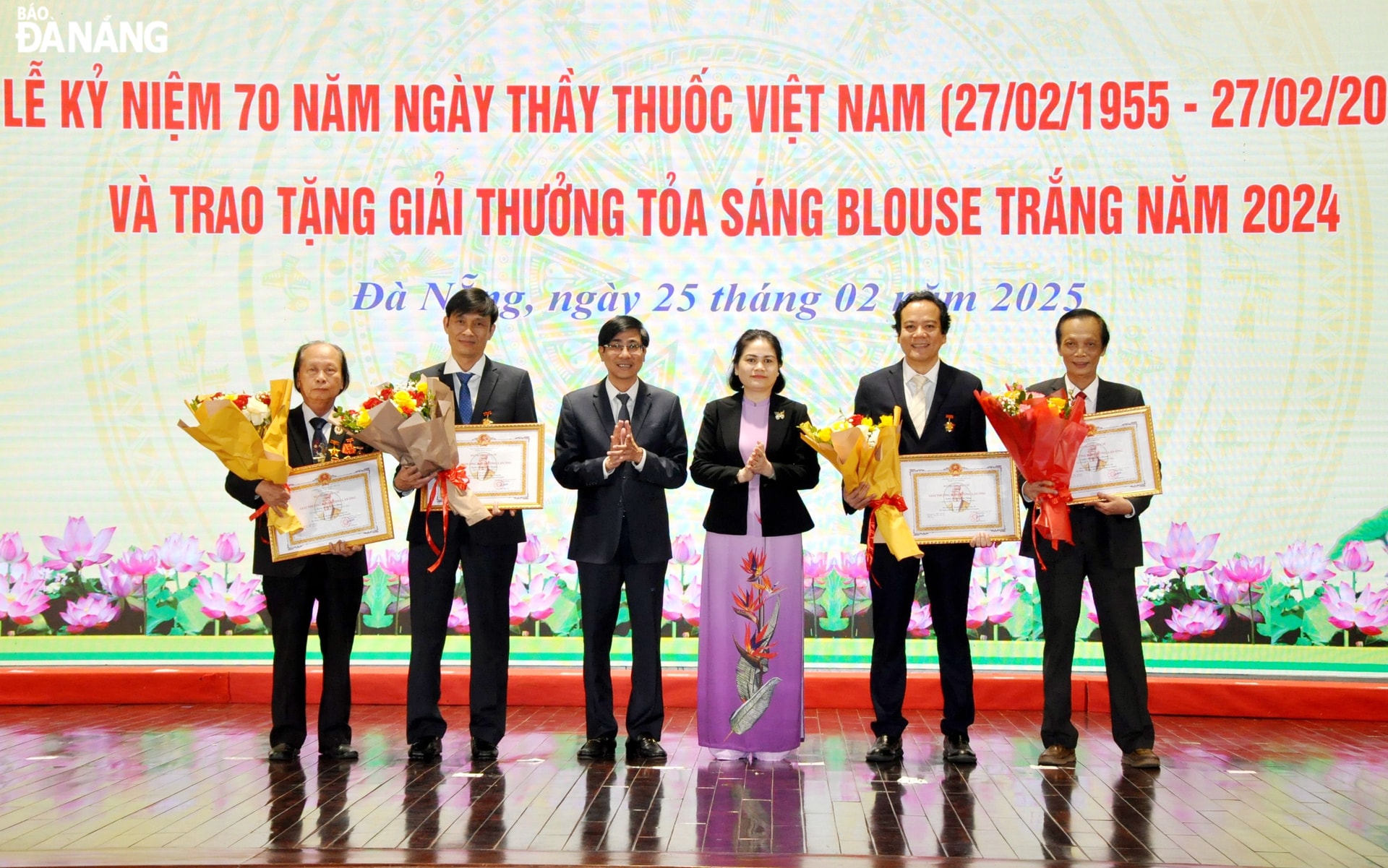 Thừa ủy quyền của Bộ trưởng Bộ Y tế, Trưởng ban Tuyên giáo và Dân vận Thành ủy Trần Thắng Lợi (thứ 3, bên trái sang) và Chủ nhiệm Ủy ban Kiểm tra Thành ủy Lê Thị Mỹ Hạnh (thứ 3, bên phải sang) trao tặng Giải thưởng Hải Thượng Lãn Ông cho các cá nhân. Ảnh: LÊ HÙNG