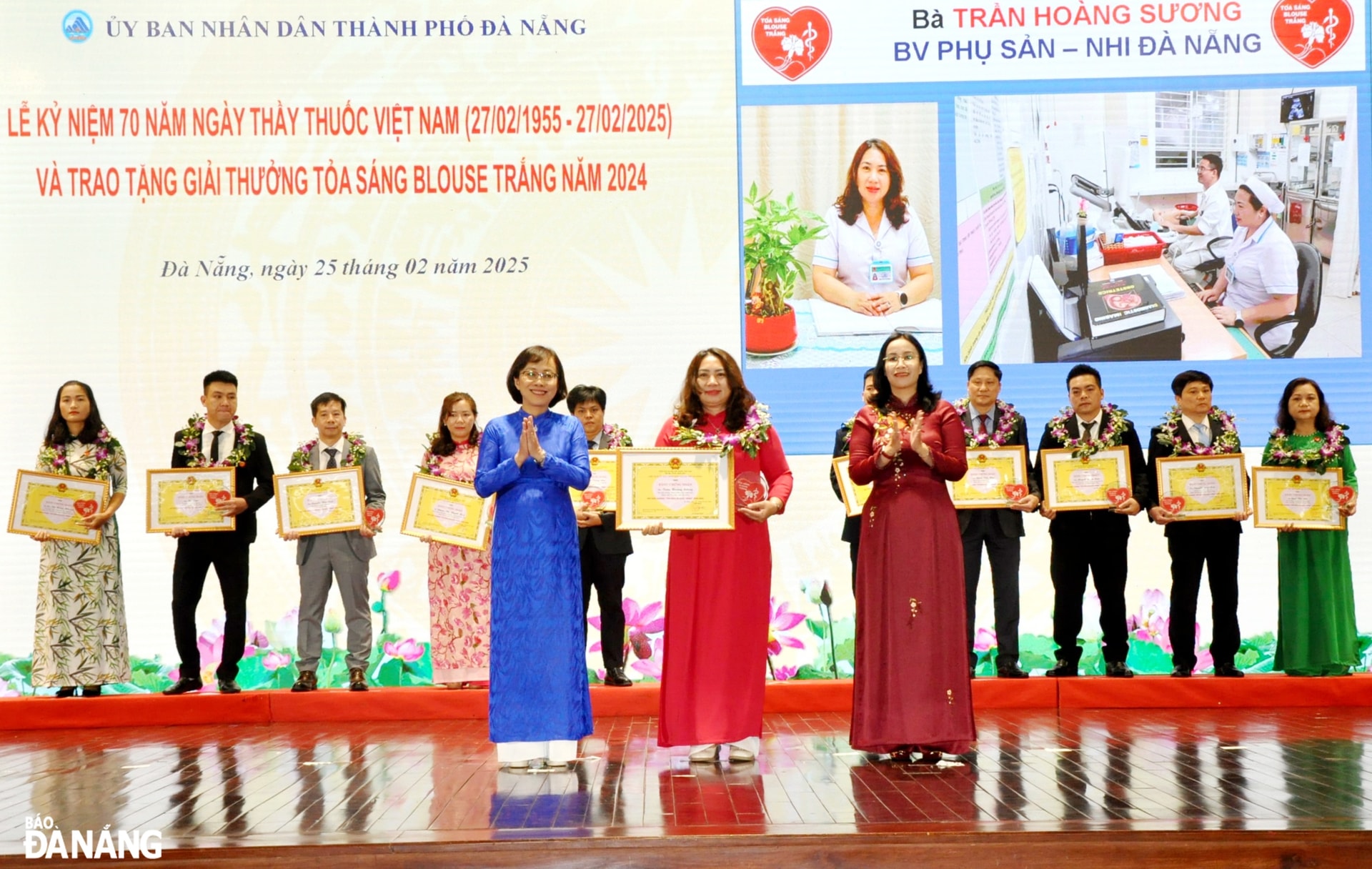 Phó Chủ tịch UBND thành phố Nguyễn Thị Anh Thi (thứ 5, bên phải sang) và Giám đốc Sở Y tế thành phố Trần Thanh Thủy trao bằng chứng nhận, biểu trưng và hoa cho các cá nhân đoạt Giải thưởng “Tỏa sáng Blouse trắng” năm 2024. Ảnh: LÊ HÙNG