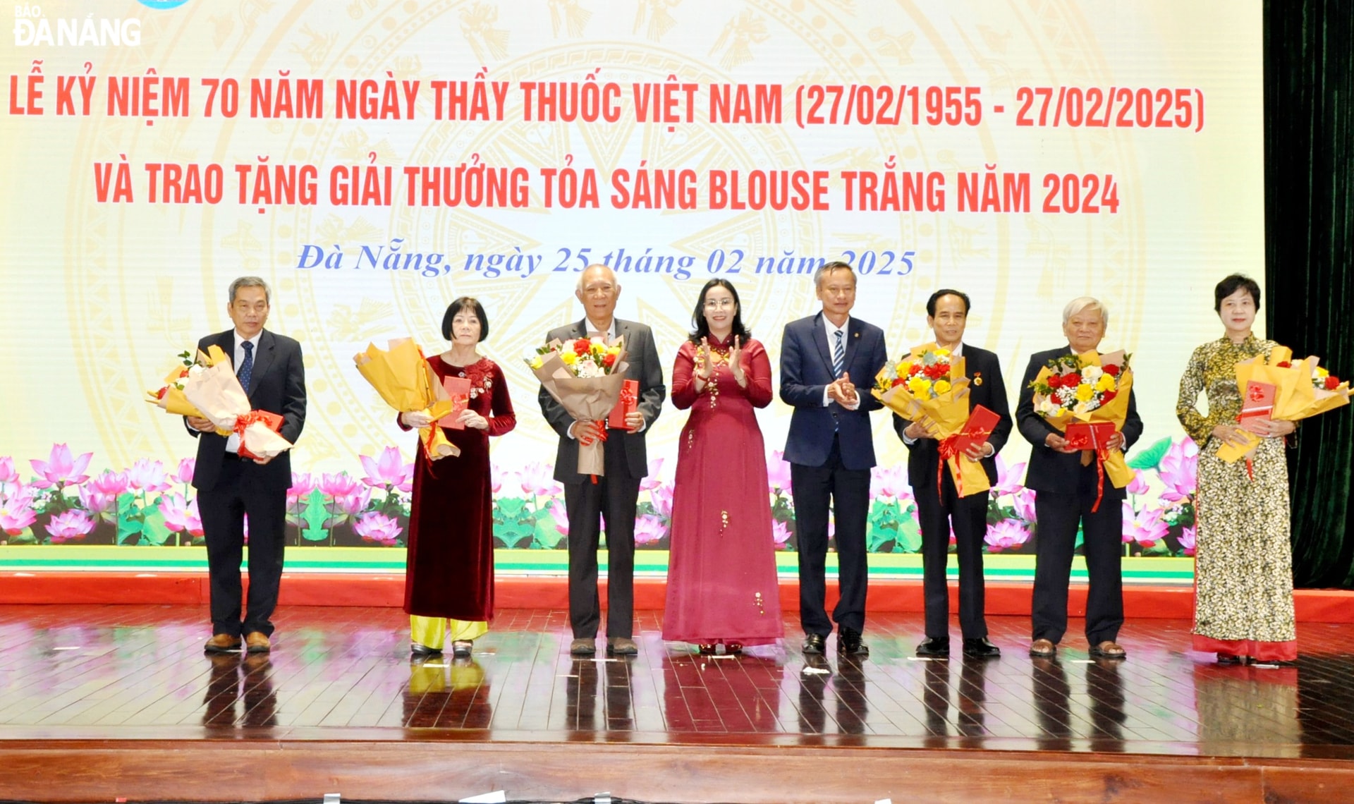 Phó Chủ tịch HĐND thành phố Đoàn Ngọc Hùng Anh (thứ 4, bên phải sang) và Phó Chủ tịch UBND thành phố Nguyễn Thị Anh Thi (thứ 4, bên trái sang) tặng quà cho các Thầy thuốc nhân dân. Ảnh: LÊ HÙNG