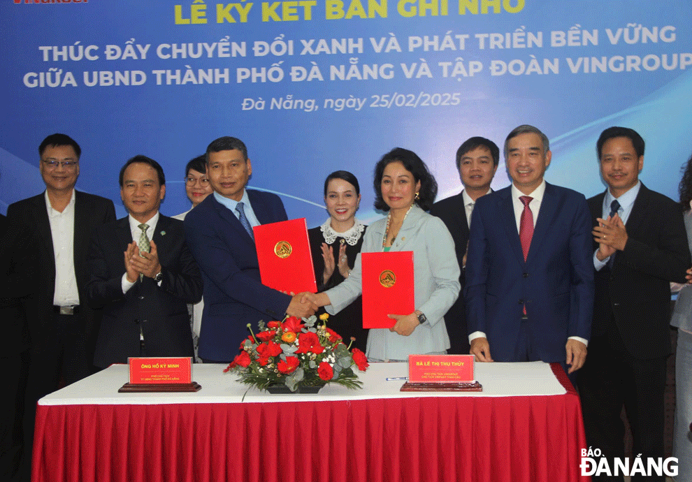 Lãnh đạo thành phố và Tập đoàn Vingroup thực hiện ký kết biên bản ghi nhớ. Ảnh: TRỌNG HÙNG 
