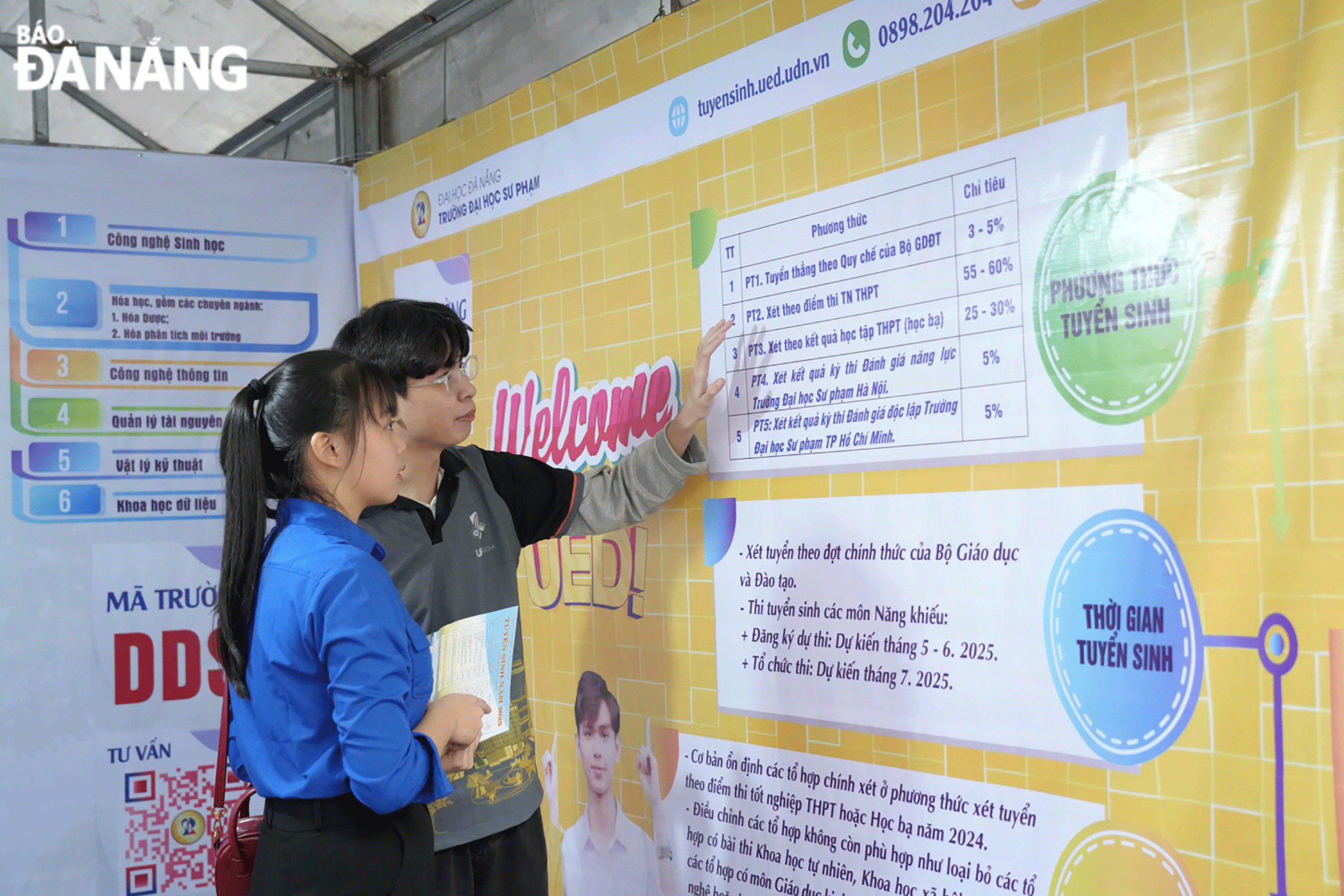 Sinh viên Trường Đại học Sư phạm hỗ trợ tư vấn ngành nghề cho học sinh THPT tại Ngày hội tuyển sinh vào tháng 1-2025. Ảnh: THU HÀ