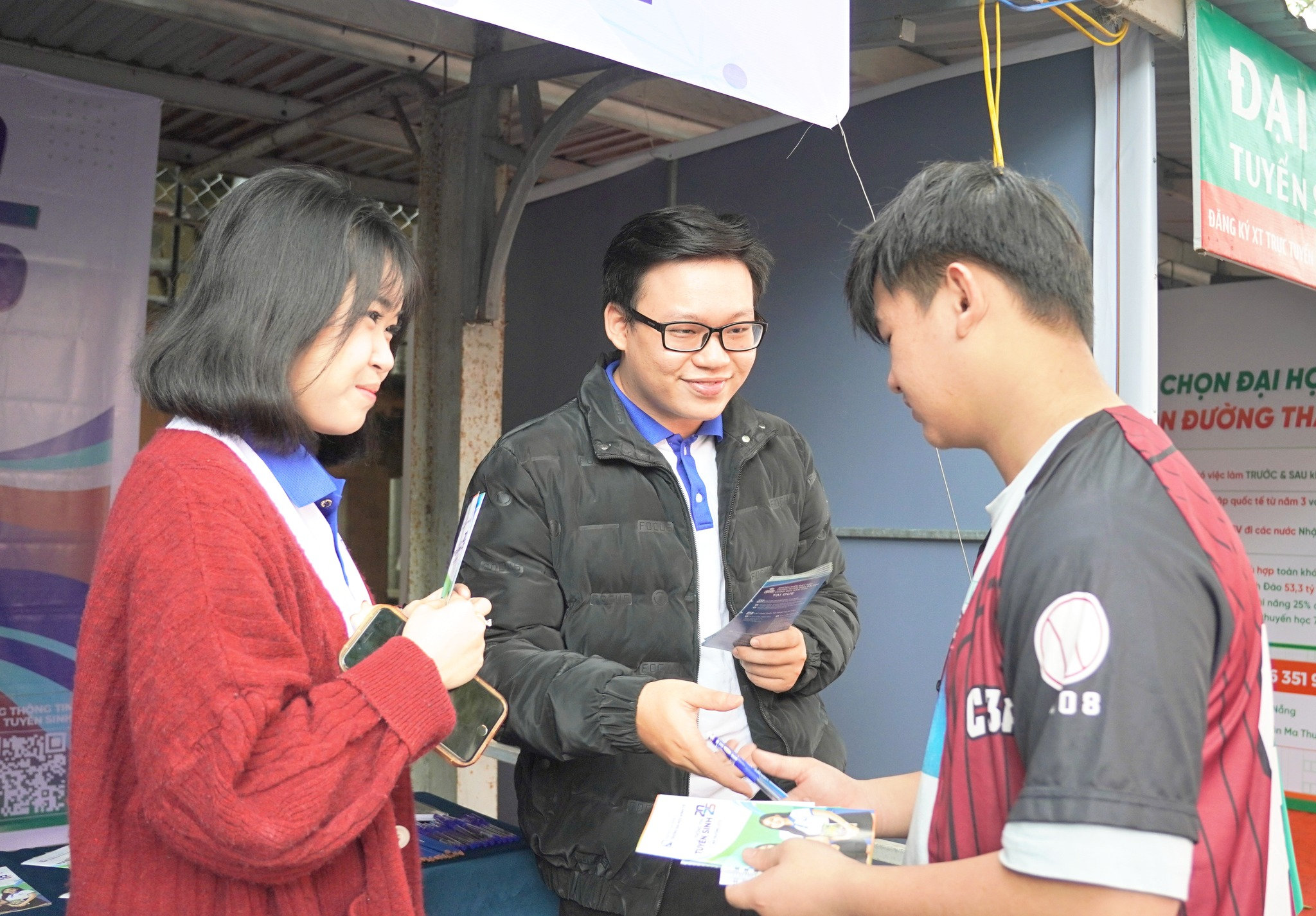 Năm nay, các trường đại học có nhiều hoạt động, đổi mới tư vấn tuyển sinh để thu hút người học. TRONG ẢNH: Hoạt động tư vấn tuyển sinh của Trường Đại học Kinh tế.  Ảnh: THU HÀ