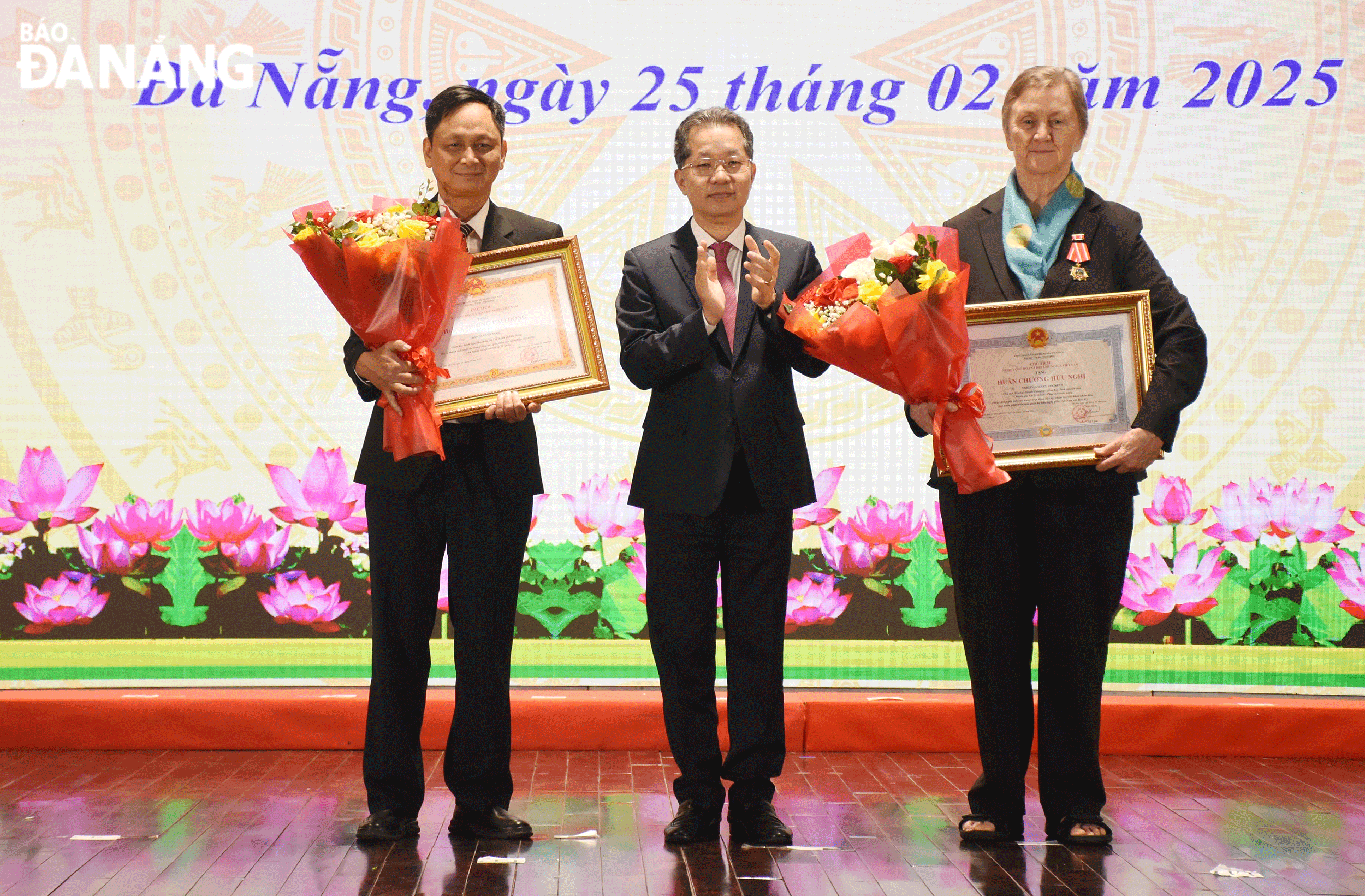 Thừa ủy quyền của Chủ tịch nước, Bí thư Thành ủy Nguyễn Văn Quảng (giữa) trao tặng Huân chương Hữu nghị cho bà Virginia Mary Lockett (bên phải) và Huân chương  Lao động hạng Ba cho ông Trần Nguyên Ngọc. Ảnh: LÊ HÙNG