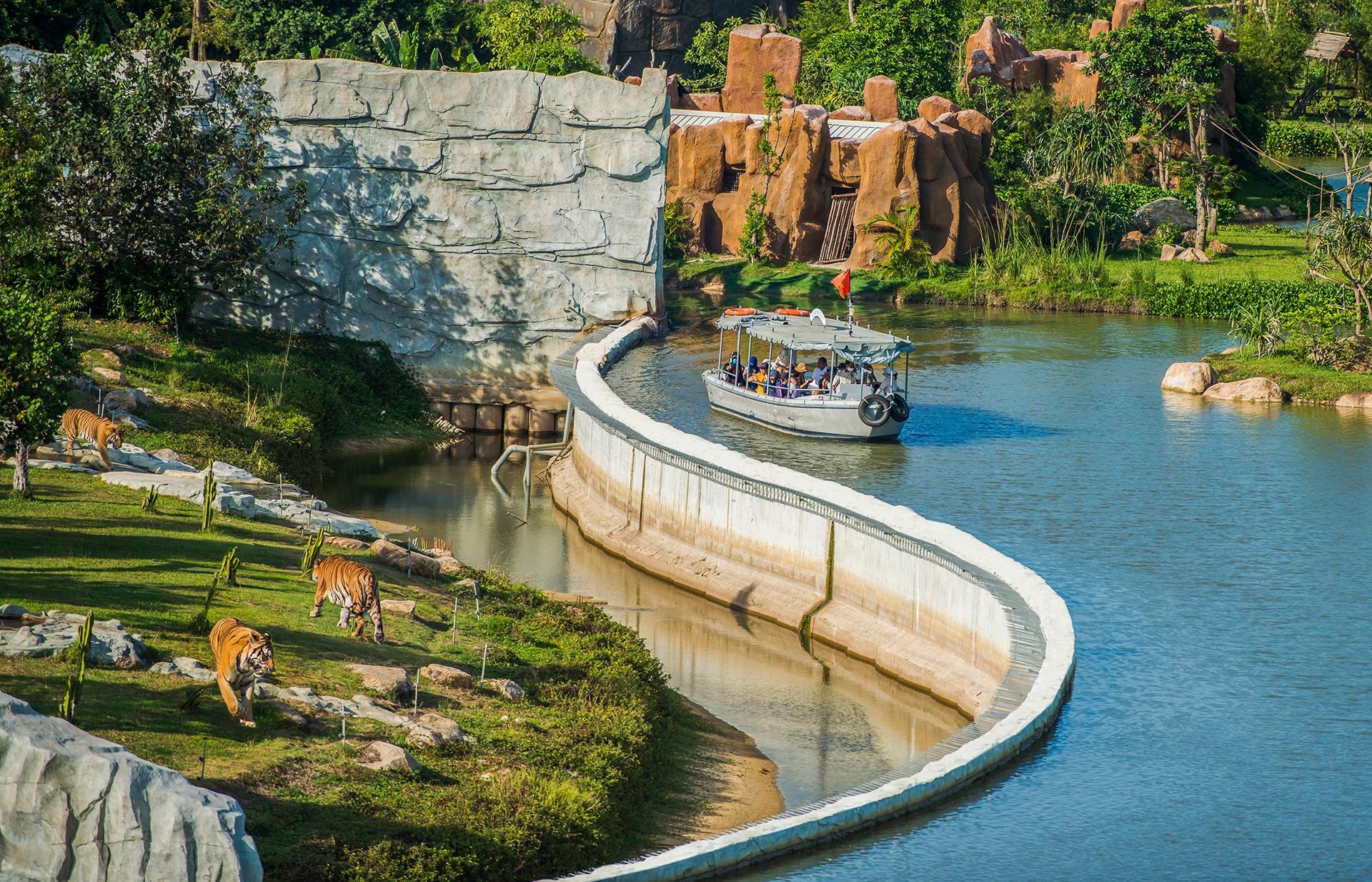 Du khách tới VinWonders Nam Hội An được trải nghiệm hàng loạt hoạt động vui chơi - giải trí mới mẻ.