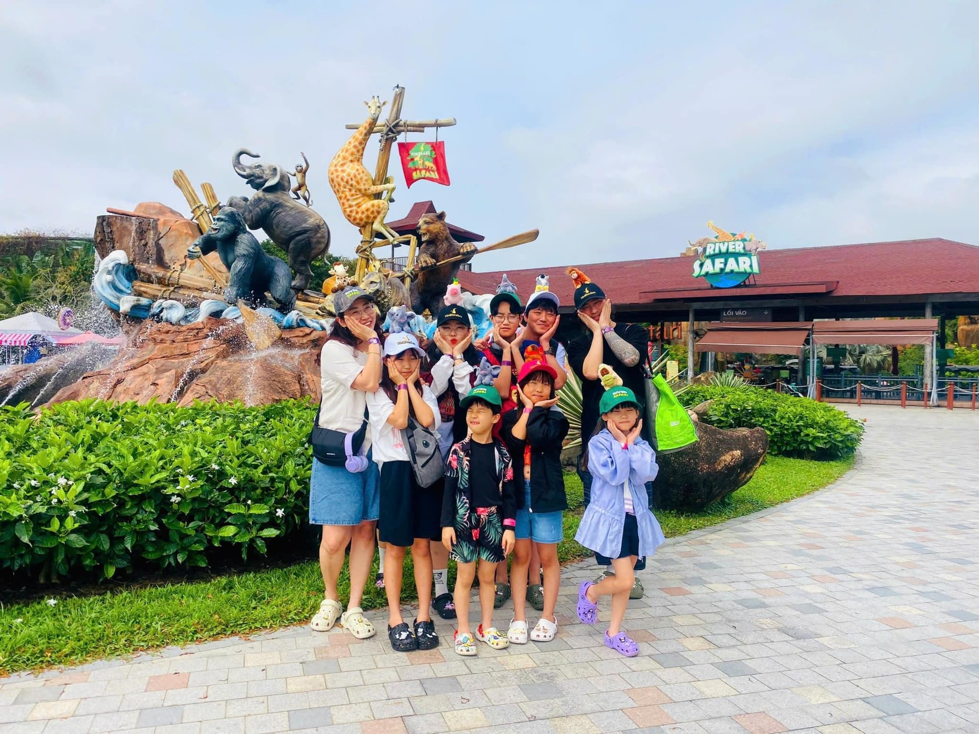 Khách du lịch nước ngoài đặc biệt thích sản phẩm mũ gắn thú độc quyền River Safari.