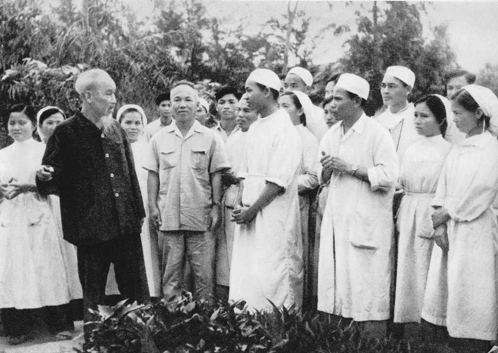 Ngày 20/4/1963, Chủ tịch Hồ Chí Minh đã về thăm Bệnh xá Vân Đình, tỉnh Hà Tây (cũ), nay là thành phố Hà Nội. Ảnh tư liệu