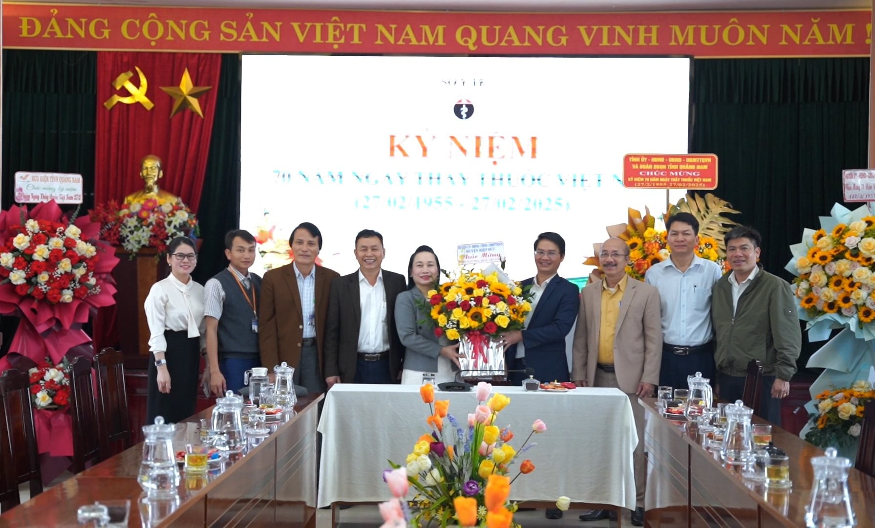 dong-chi-nguyen-van-nam-pho-bi-thu-chu-tich-ubnd-huyen-hiep-duc-tang-hoa-can-bo-nhan-vien-so-y-te-quang-nam0(1).jpg