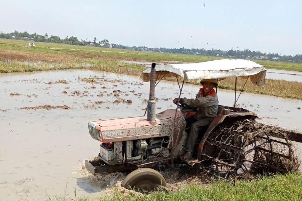 HTX Nông nghiệp Bình Đào áp dụng cơ giới hóa vào sản xuất trên cánh đồng đã được tích tụ ruộng đất. Ảnh: HÀ QUANG