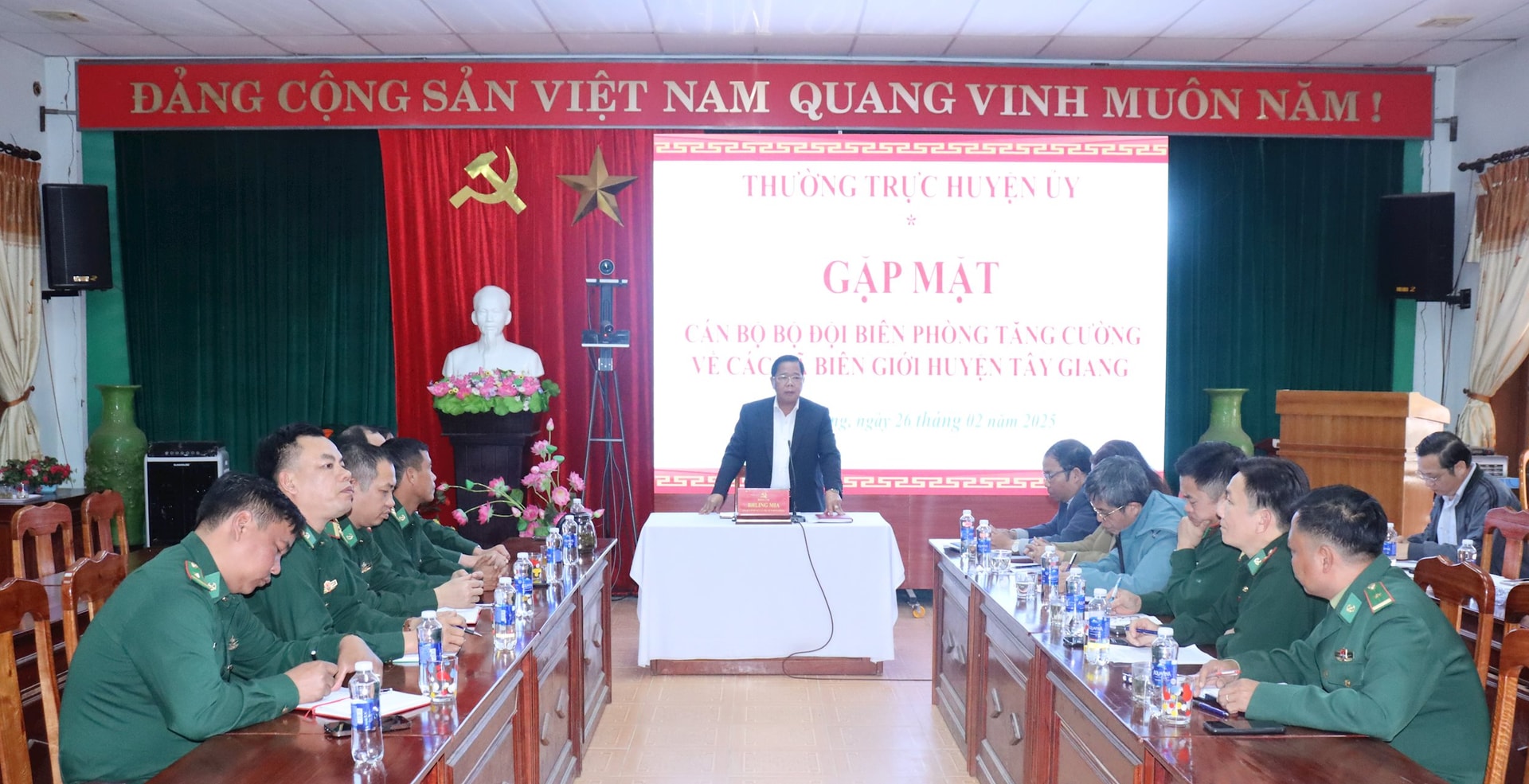 Huyện ủy Tây Giang gặp mặt các đồng chí cán bộ thuộc Bộ đội biên phòng tỉnh Quảng Nam mới nhận quyết định giữ chức Cán bộ tăng cường phát triển kinh tế-xã hội tại các xã biên giới