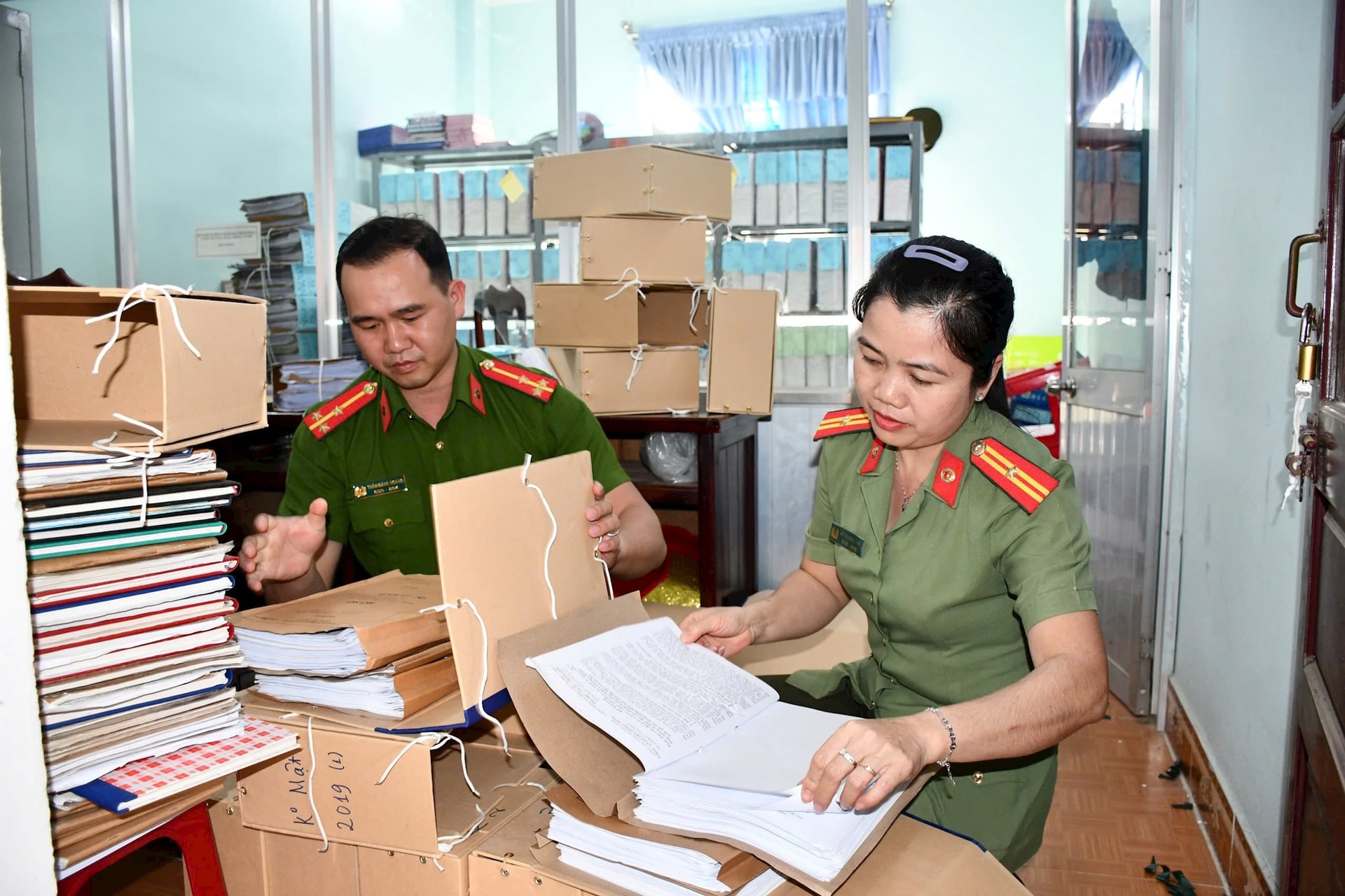 CBCS Công an huyện Thăng Bình thống kê hồ sơ, tài liệu phục vụ công tác bàn giao. Ảnh XUÂN MAI