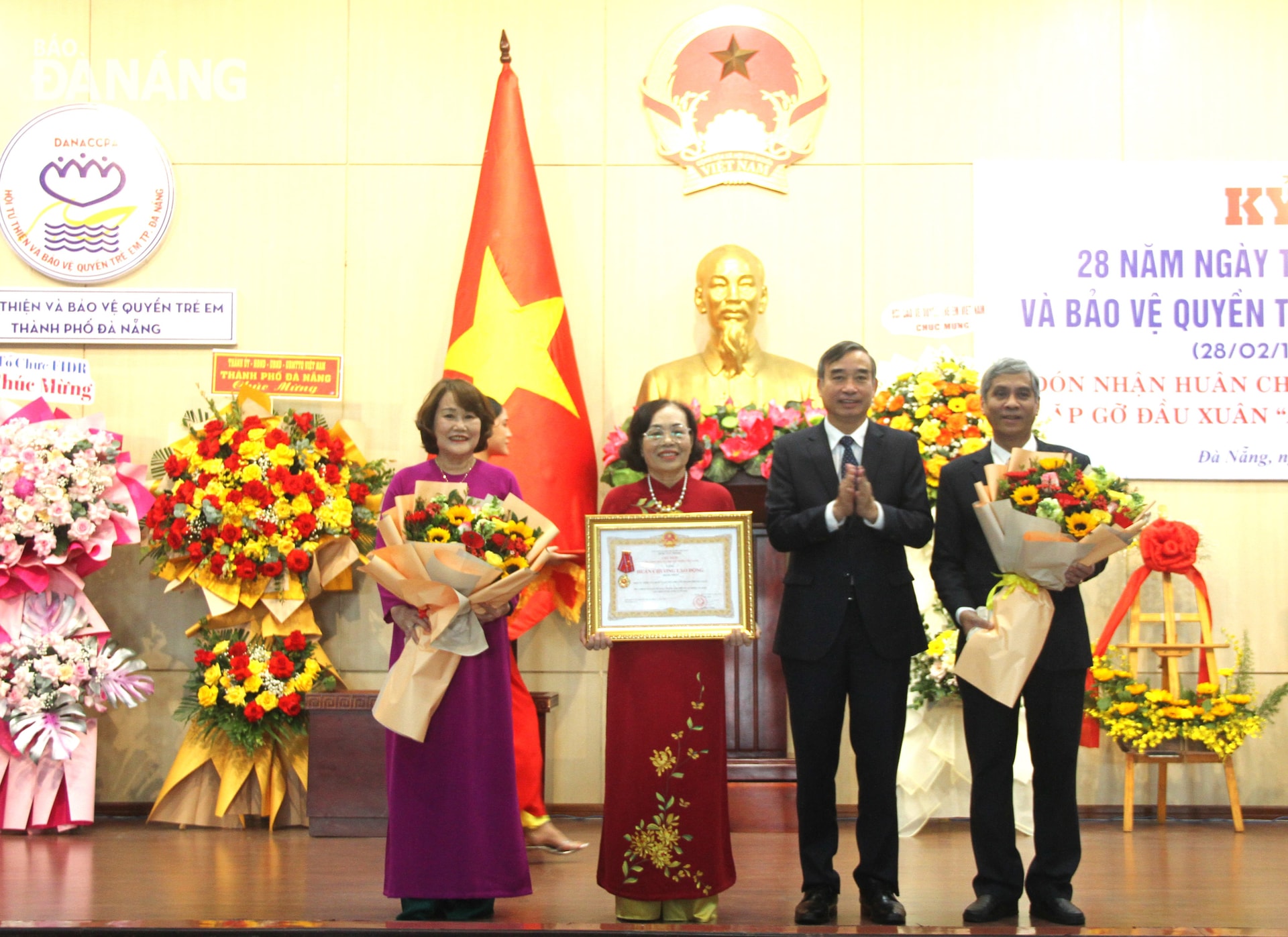 Chủ tịch UBND thành phố Lê Trung Chinh () trao Huân chương lao động hạng Nhất của Chủ tịch nước trao tặng cho Hội Từ thiện và Bảo vệ quyền trẻ em thành phố. Ảnh: L.P