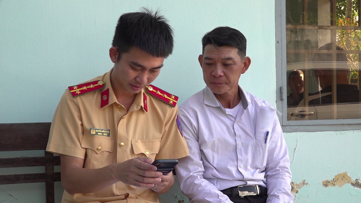anh 3. Can bo CSGT ho tro nguoi dan tao lap yeu cau tren Cong dich vu cong truc tuyen thong qua VNeID