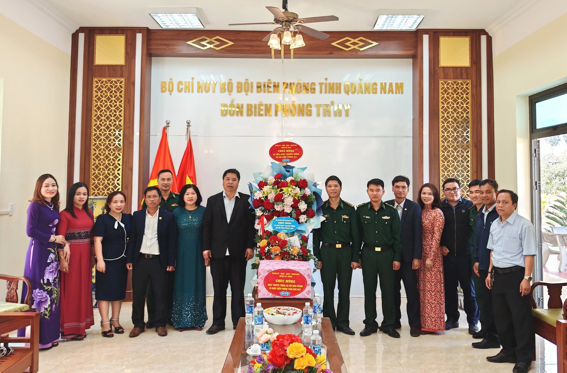 Phó Bí thư Thường trực Huyện ủy Zơrâm Buôn làm trưởng đoàn đã đến thăm tặng hoa chúc mừng Đồn Biên phòng Tr