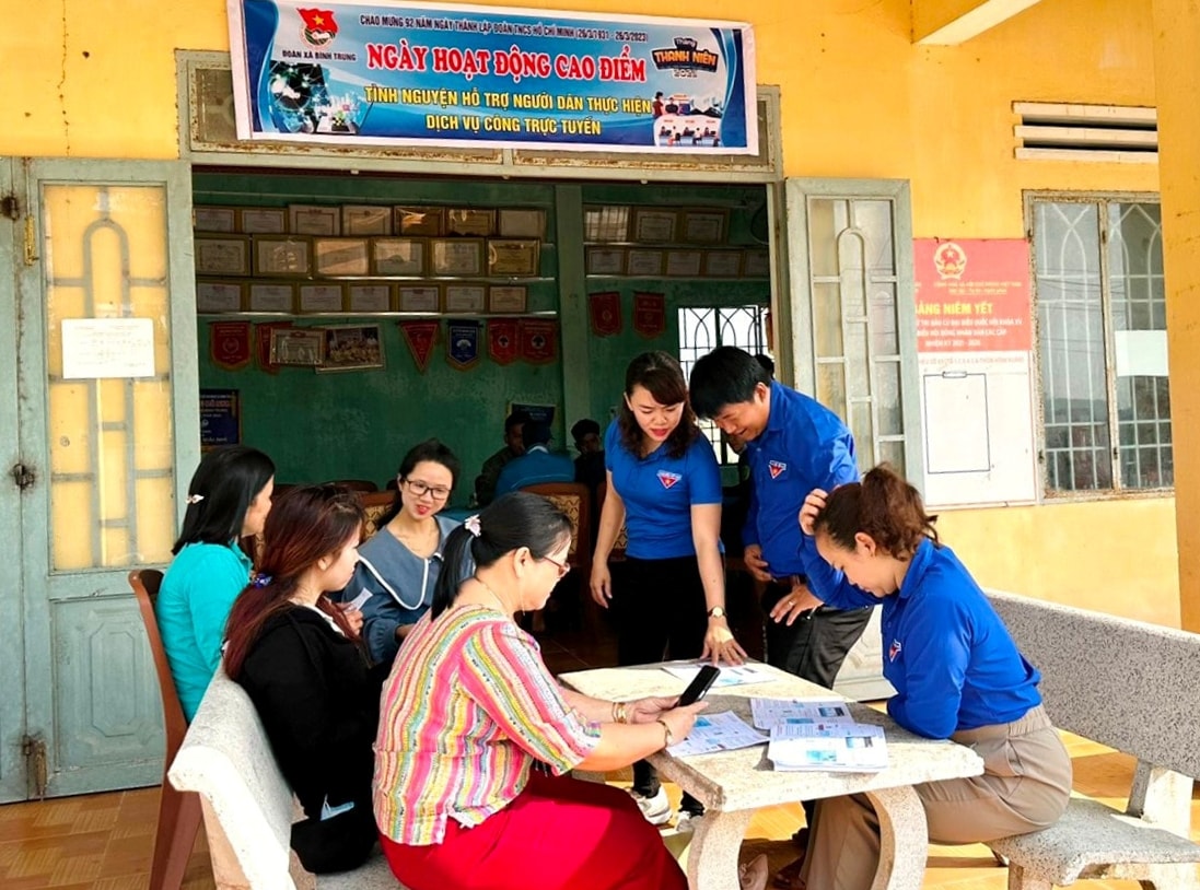 to-cong-nghe-so-cong-dong-xa-binh-trung-huyen-thang-binh-huong-dan-cong-dan-thuc-hien-dich-vu-cong-truc-tuyen.(1).jpg