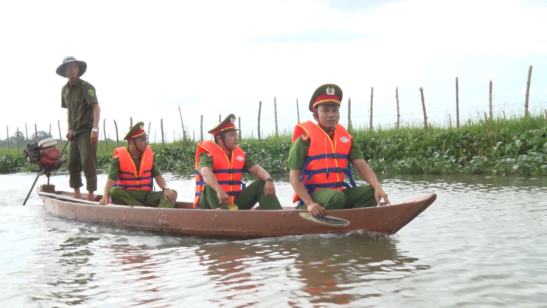 Công an xã Tam Thăng tuần tra trên Sông Đầm. Ảnh: QUANG SƠN.