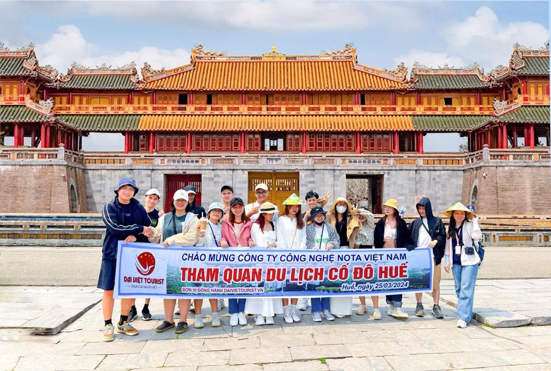 Du khách tham gia tour Huế được tổ chức bởi Đại Việt Tourist.