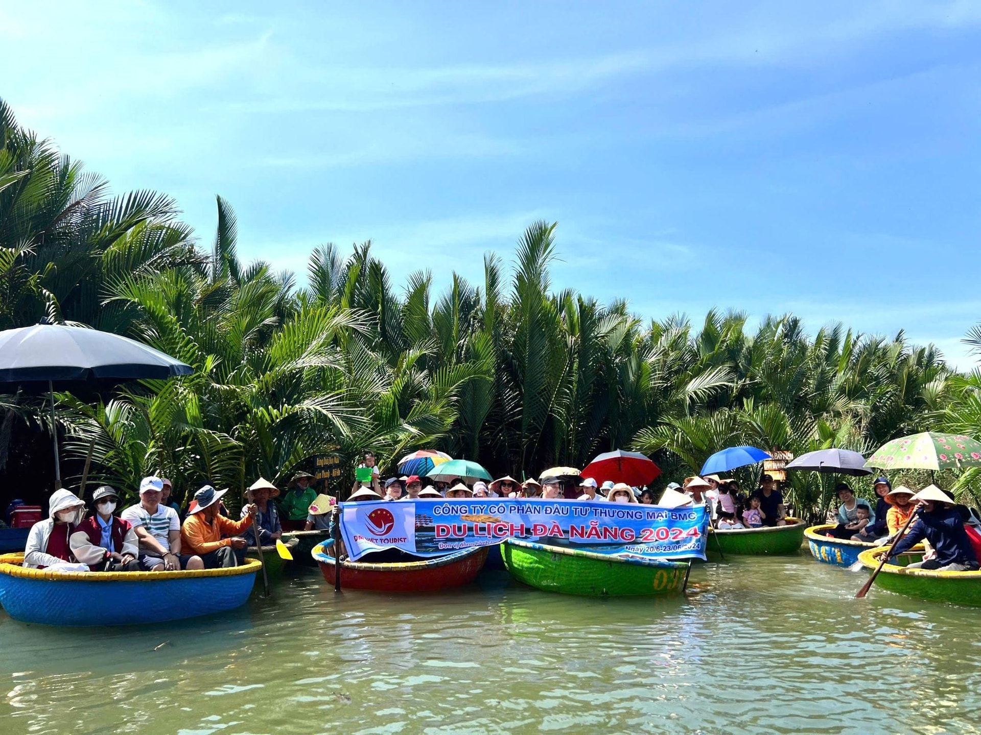 Du khách tham gia tour Rừng Dừa Bảy Mẫu được tổ chức bởi Đại Việt Tourist.