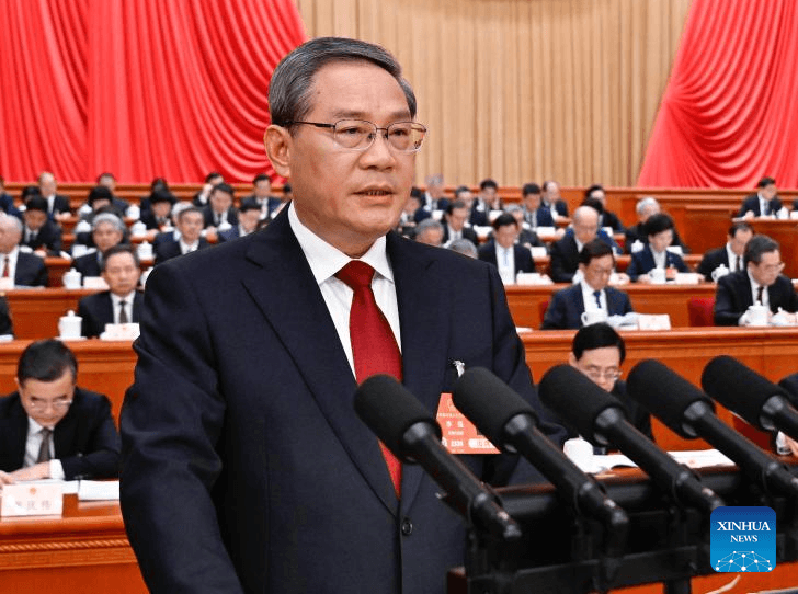 Thủ tướng Trung Quốc Lý Cường trình bày báo cáo công tác chính phủ tại phiên khai mạc kỳ họp Đại hội Đại biểu Nhân dân toàn quốc (NPC) tại Đại lễ đường Nhân dân ở Bắc Kinh ngày 5-3. Ảnh: Xinhua